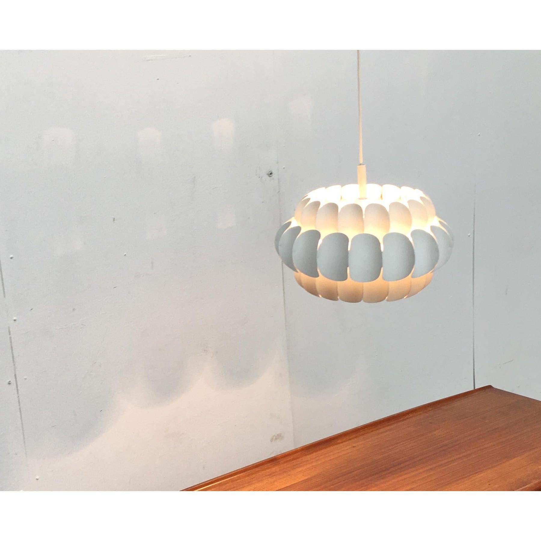 XX secolo Lampada a sospensione in metallo bianco svizzero di metà secolo di H. H. Zender per Temde, anni '60 in vendita