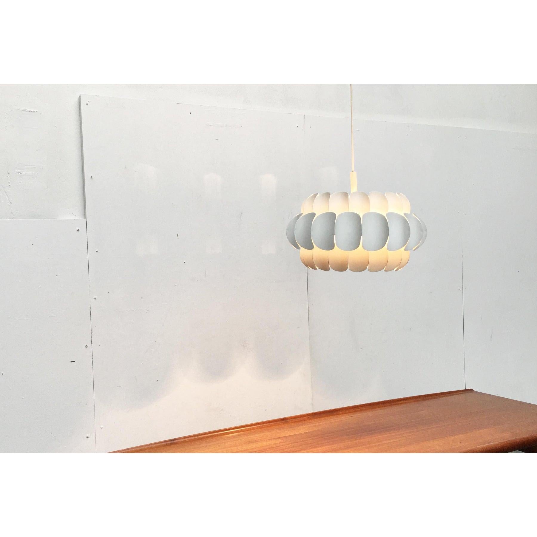 Metallo Lampada a sospensione in metallo bianco svizzero di metà secolo di H. H. Zender per Temde, anni '60 in vendita