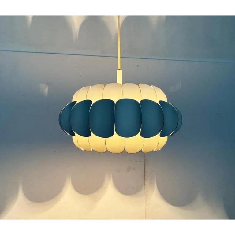 Lampada a sospensione in metallo bianco svizzero di metà secolo di H. H. Zender per Temde, anni '60 in vendita 1
