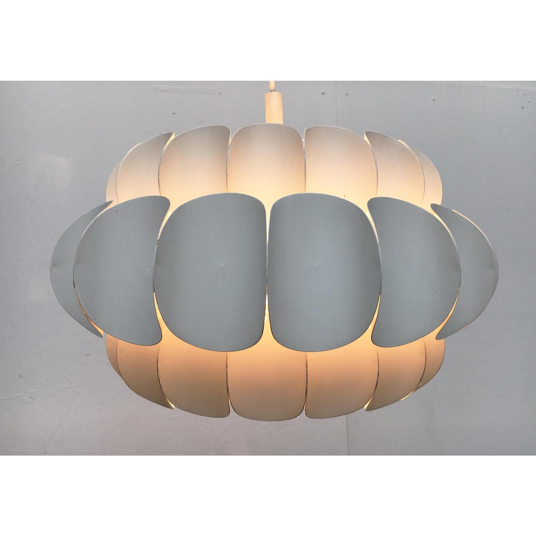 Lampada a sospensione in metallo bianco svizzero di metà secolo di H. H. Zender per Temde, anni '60 in vendita 1