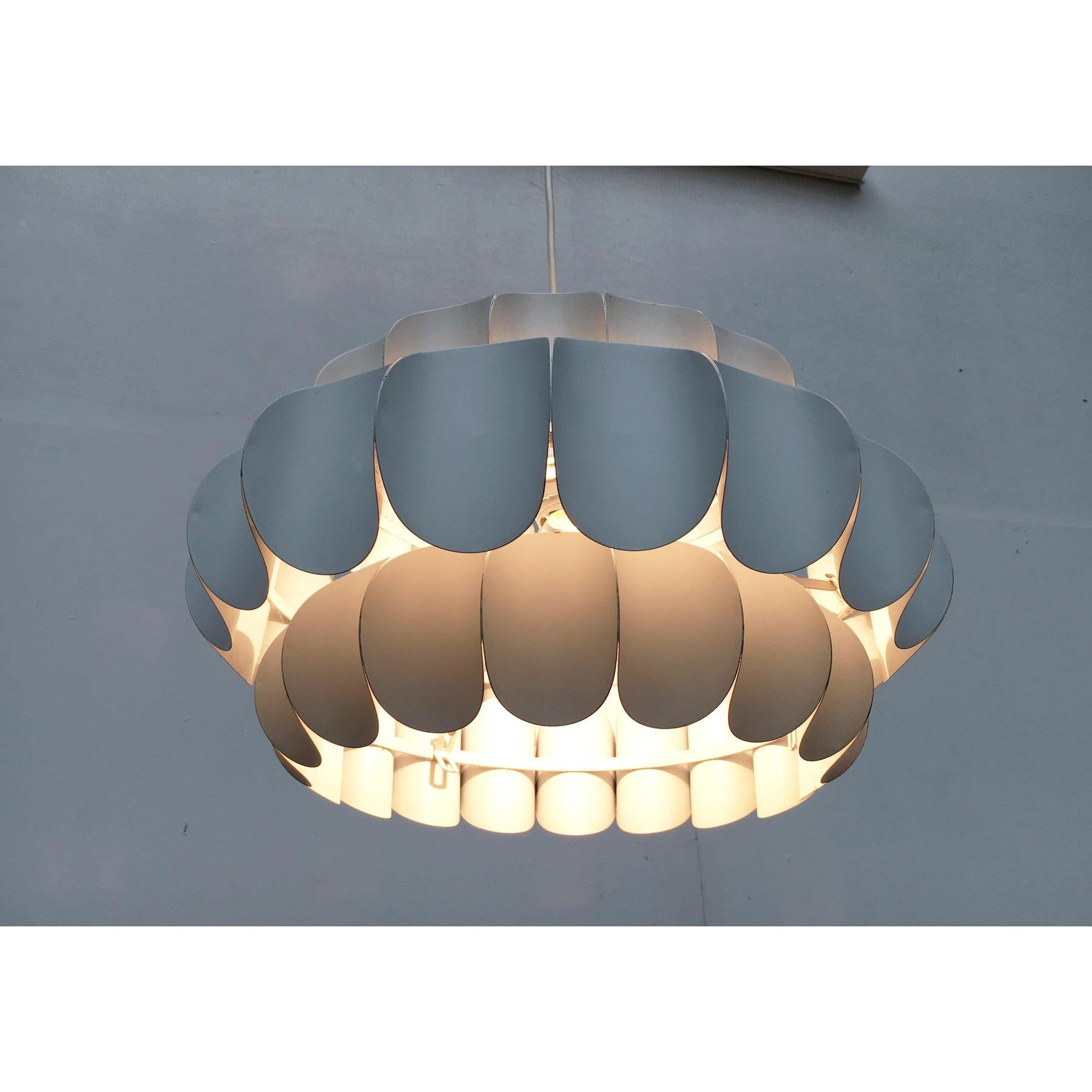 Lampada a sospensione in metallo bianco svizzero di metà secolo di H. H. Zender per Temde, anni '60 in vendita 2