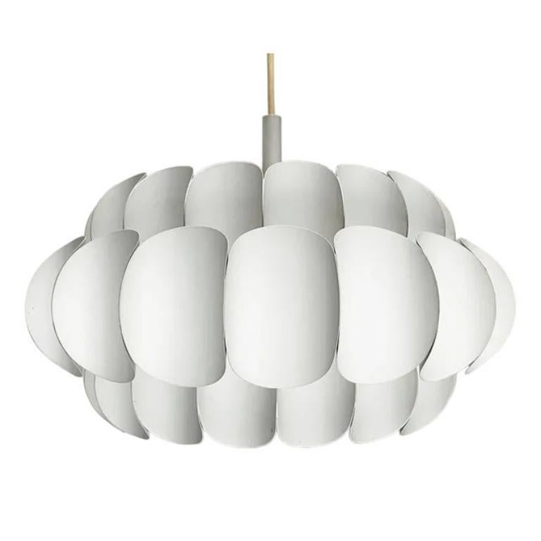 Lampada a sospensione in metallo bianco svizzero di metà secolo di H. H. Zender per Temde, anni '60
