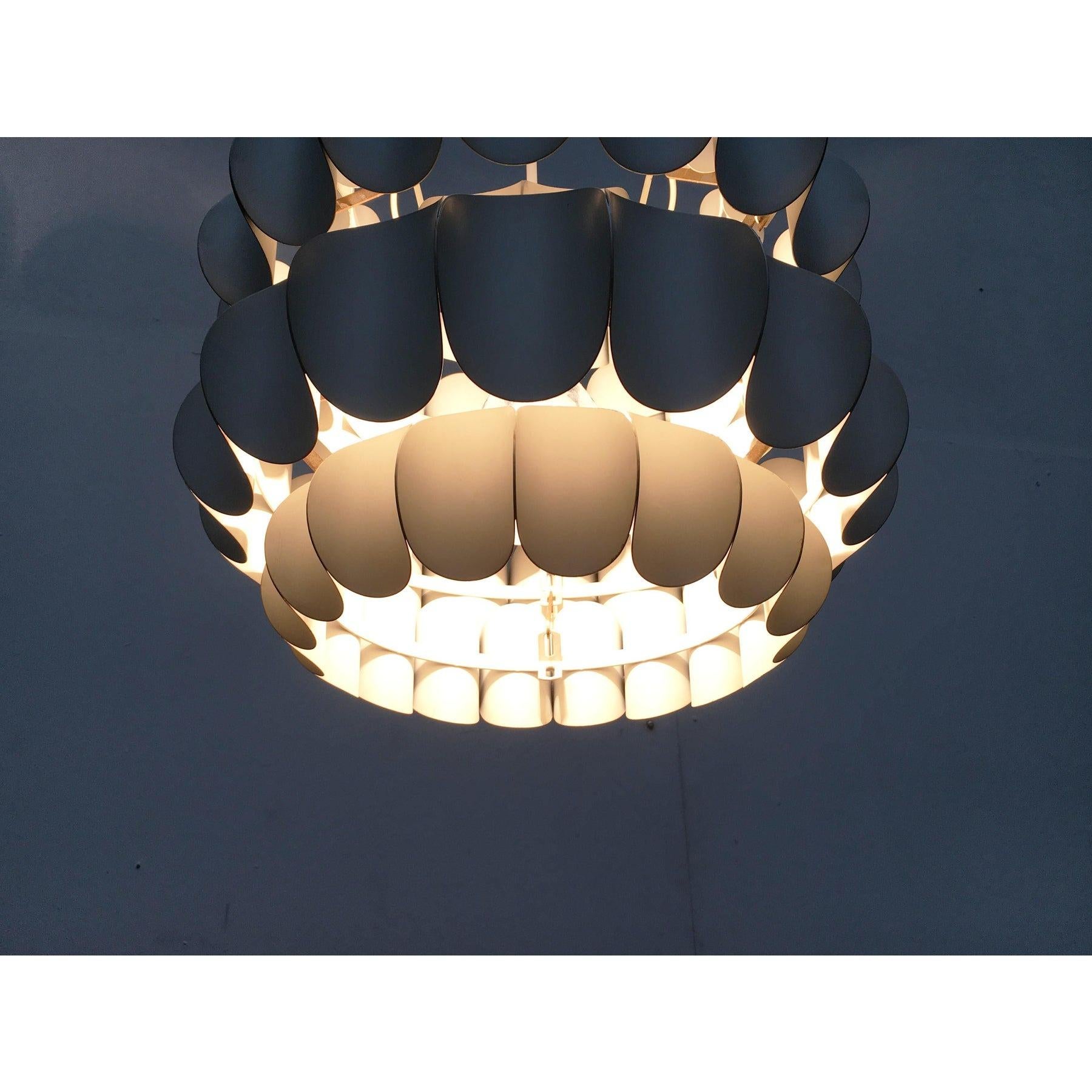 Lampada a sospensione in metallo bianco svizzero di metà secolo di H. H. Zender per Temde, anni '60 in vendita 3