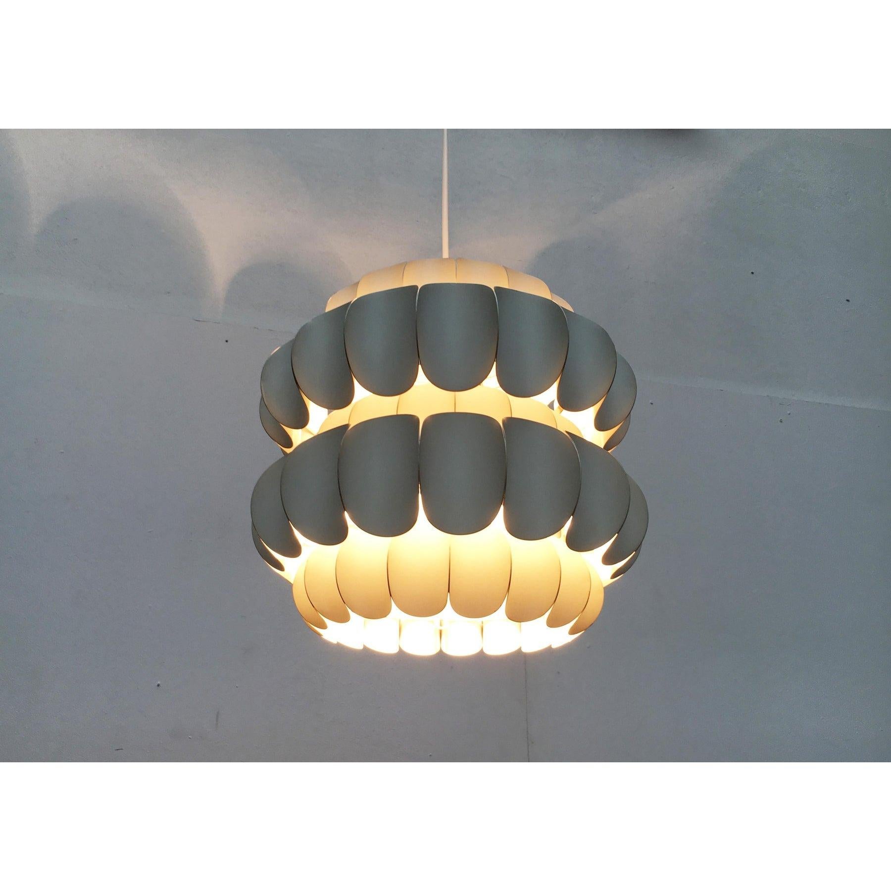 Lampada a sospensione in metallo bianco svizzero di metà secolo di H. H. Zender per Temde, anni '60 in vendita 5
