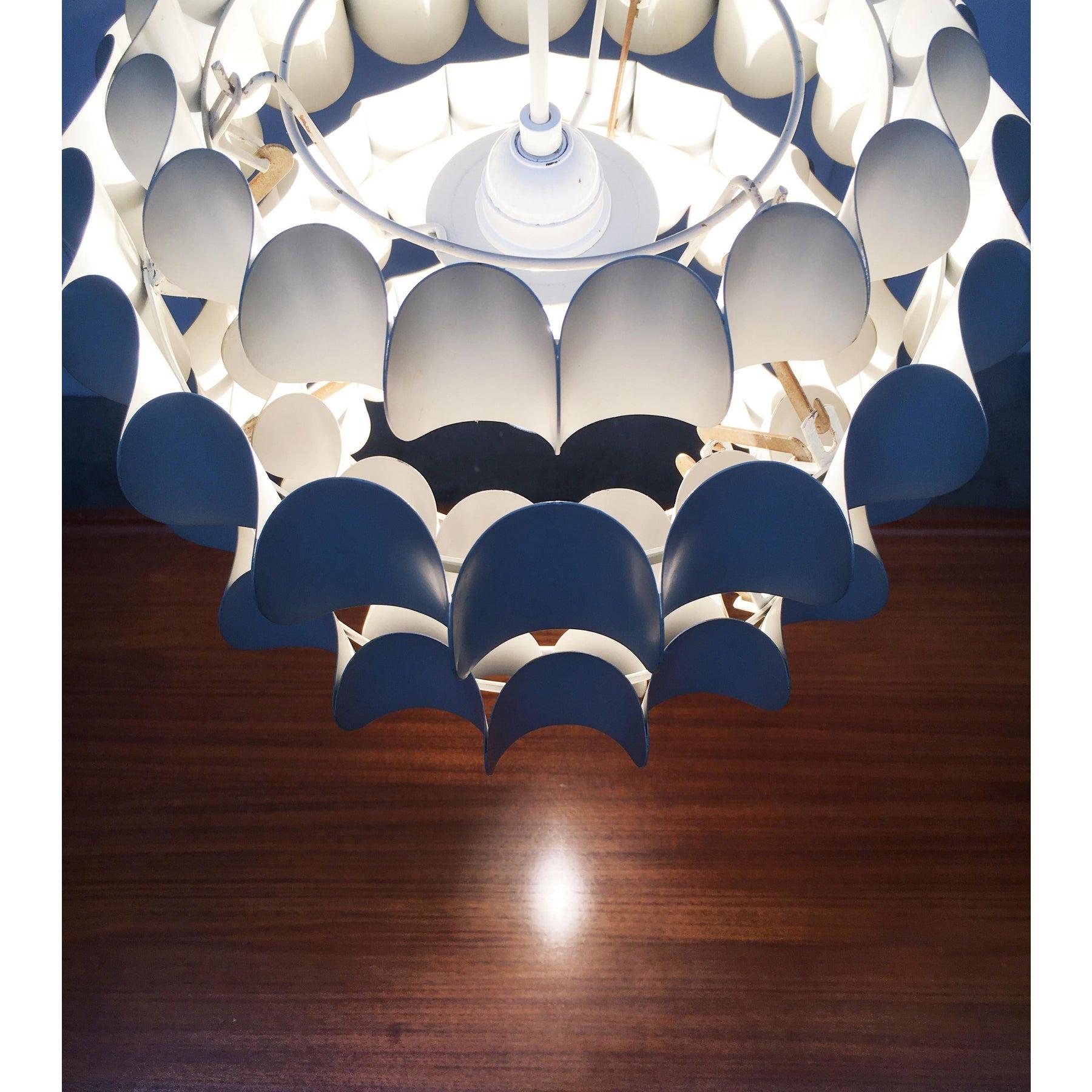 Imponenti lampadari del produttore svedese Hans-Agne Jakobsson AB su design di Thorsten Orrling degli anni '60. Qui nella versione con 5 anelli e un'esecuzione rara e precoce.

Un design elegante e senza tempo. Questa versione in bianco ha un