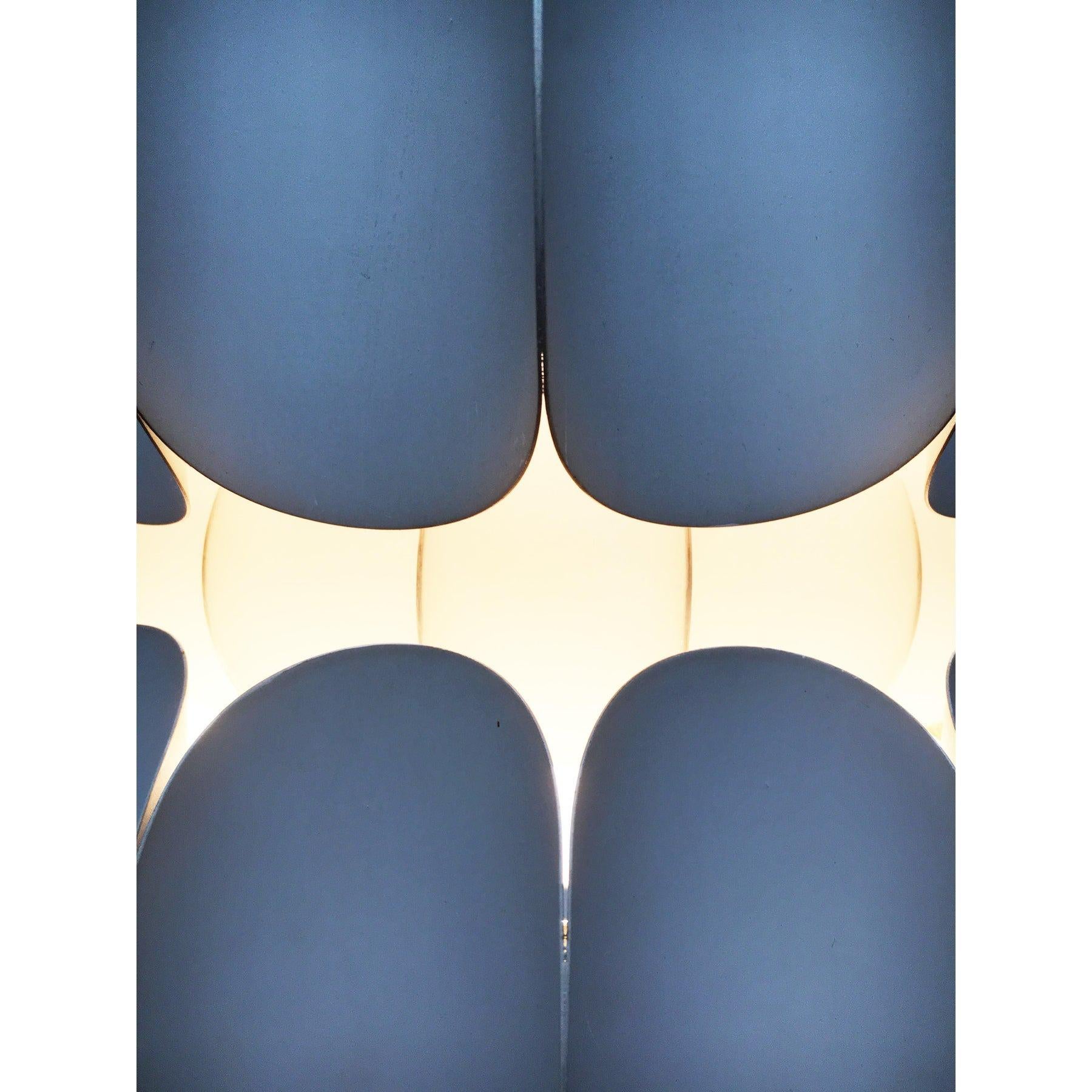 Mid-Century moderno Lampada a sospensione in metallo bianco svizzero di metà secolo di H. H. Zender per Temde, anni '60 in vendita