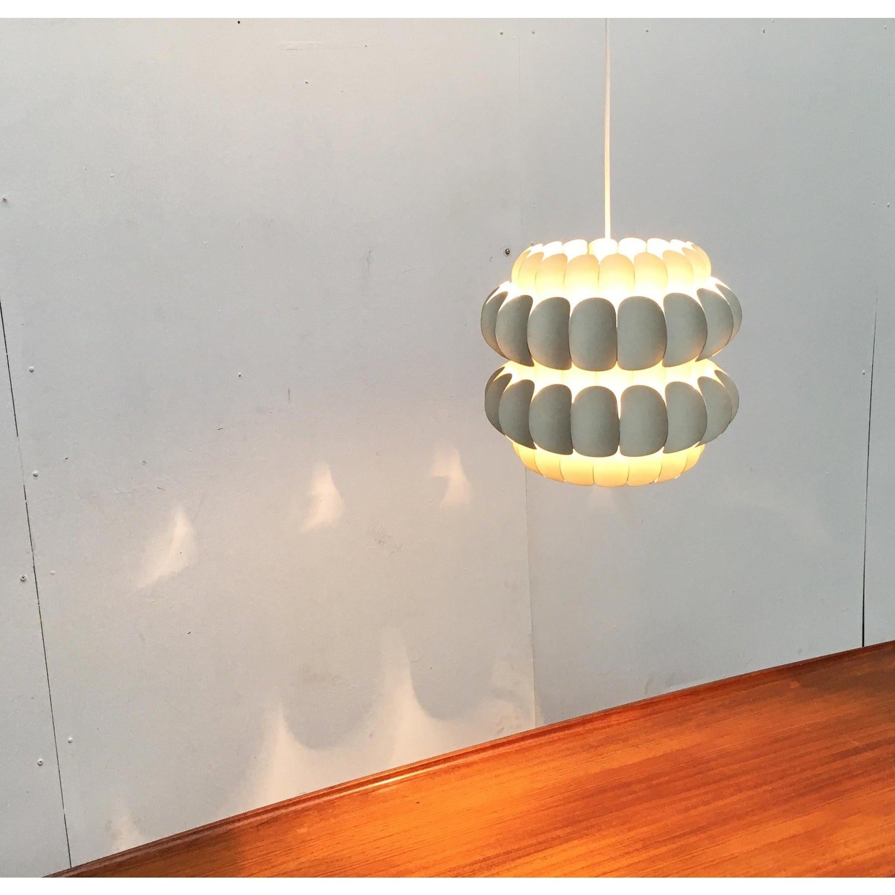 Svizzero Lampada a sospensione in metallo bianco svizzero di metà secolo di H. H. Zender per Temde, anni '60 in vendita