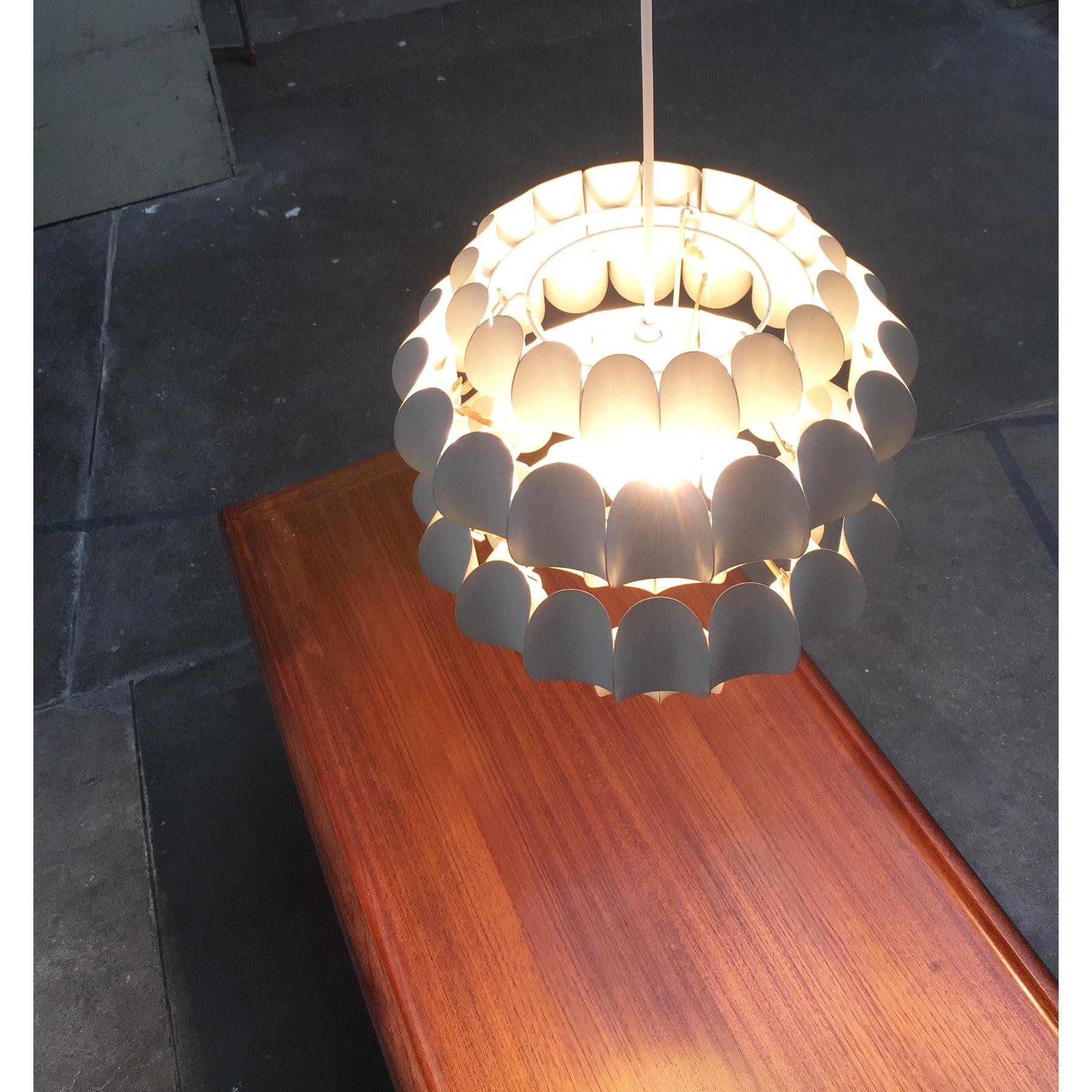XX secolo Lampada a sospensione in metallo bianco svizzero di metà secolo di H. H. Zender per Temde, anni '60 in vendita