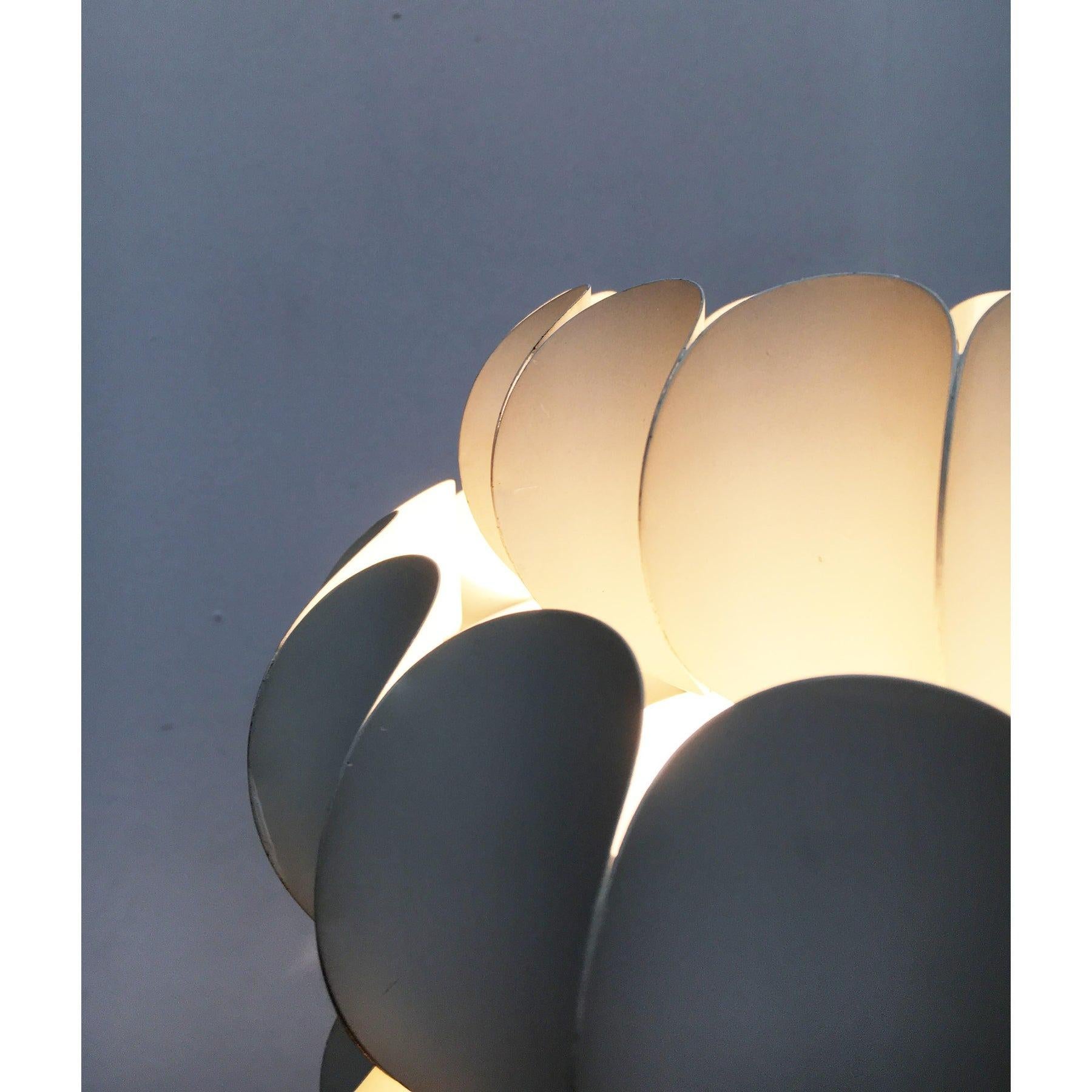 Metallo Lampada a sospensione in metallo bianco svizzero di metà secolo di H. H. Zender per Temde, anni '60 in vendita