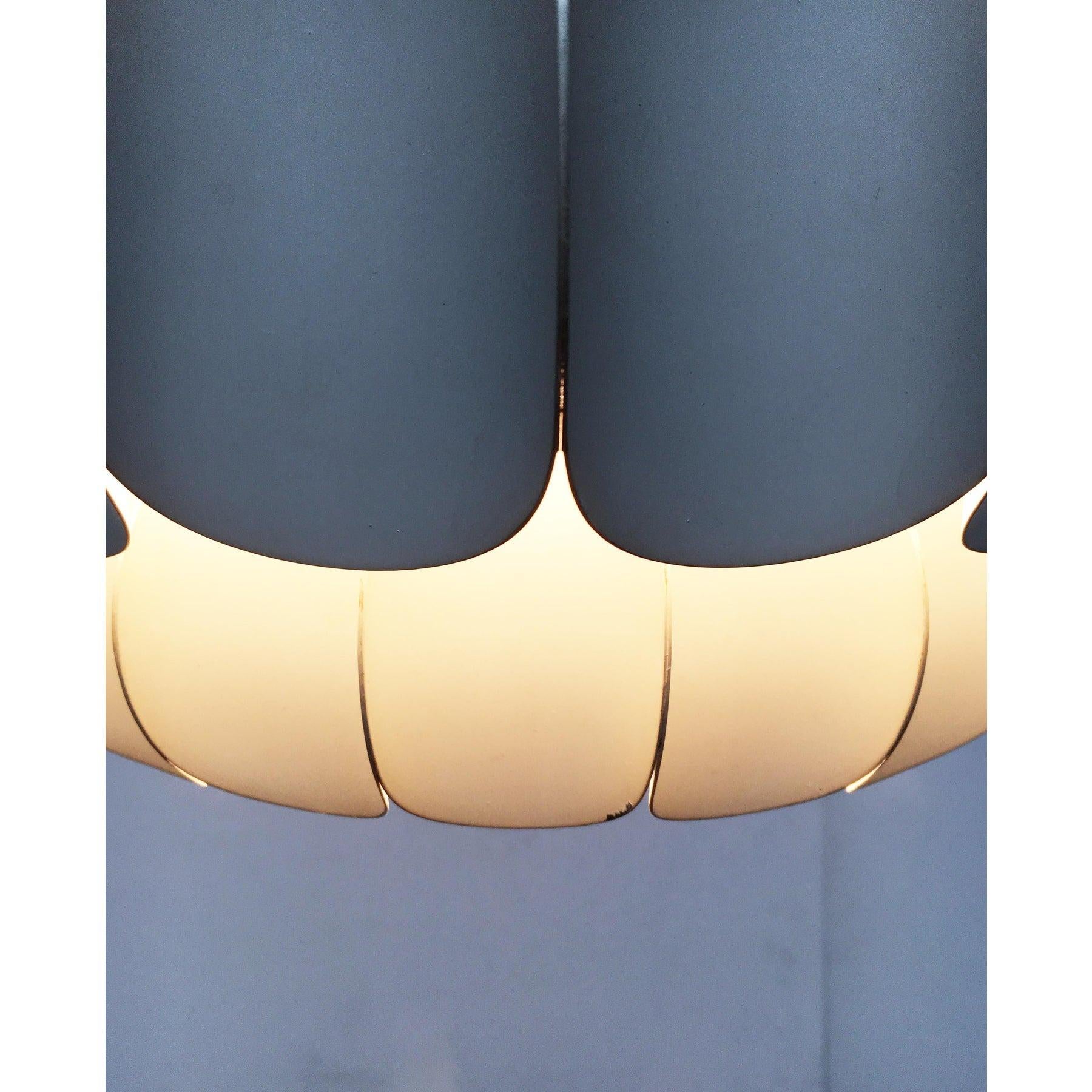 Lampada a sospensione in metallo bianco svizzero di metà secolo di H. H. Zender per Temde, anni '60 in vendita 1