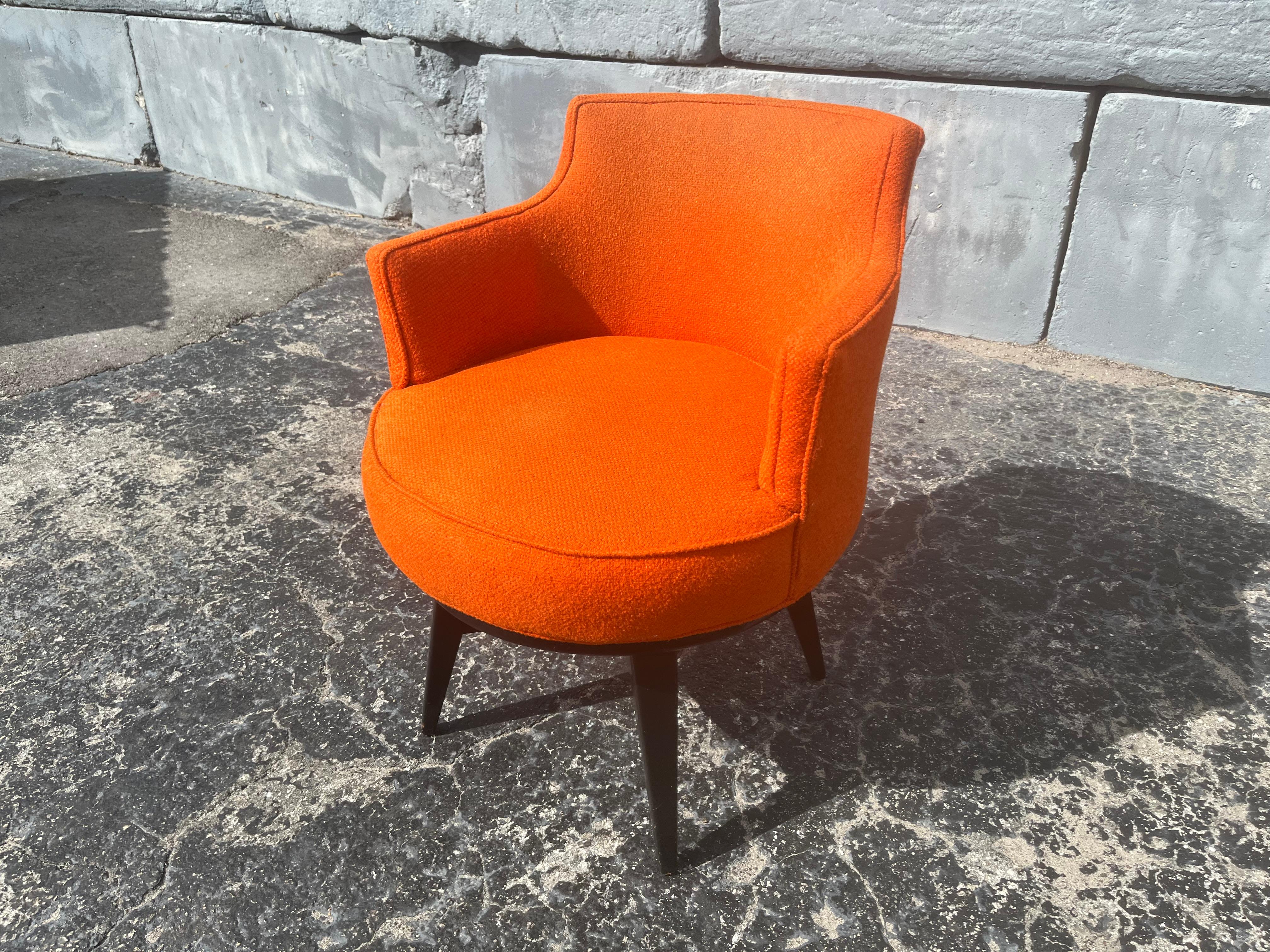 Chaise à accoudoir pivotante du milieu du siècle attribuée à Edward Wormley Dunbar, noir, orange en vente 3