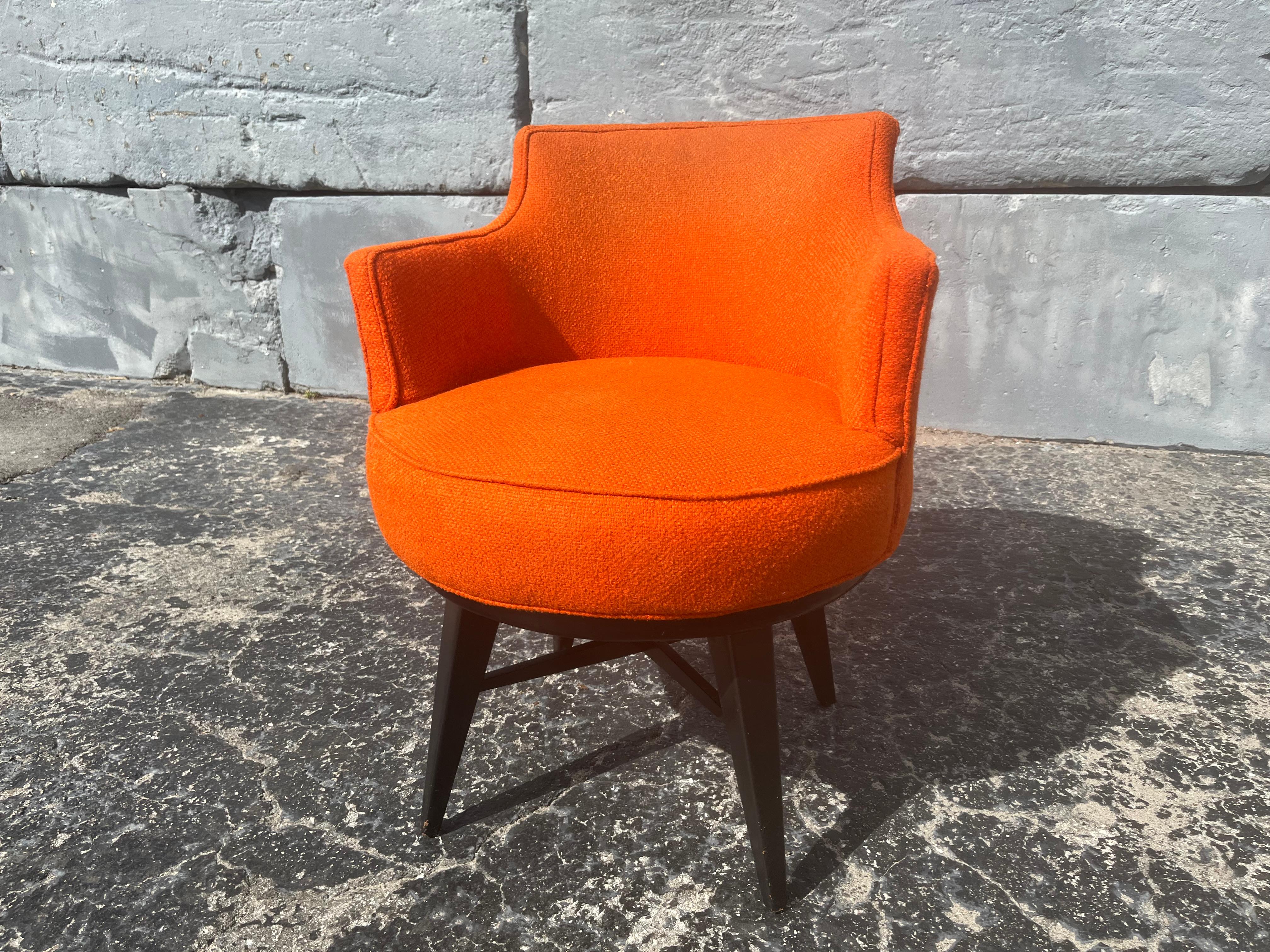 Chaise à accoudoir pivotante du milieu du siècle attribuée à Edward Wormley Dunbar, noir, orange en vente 4