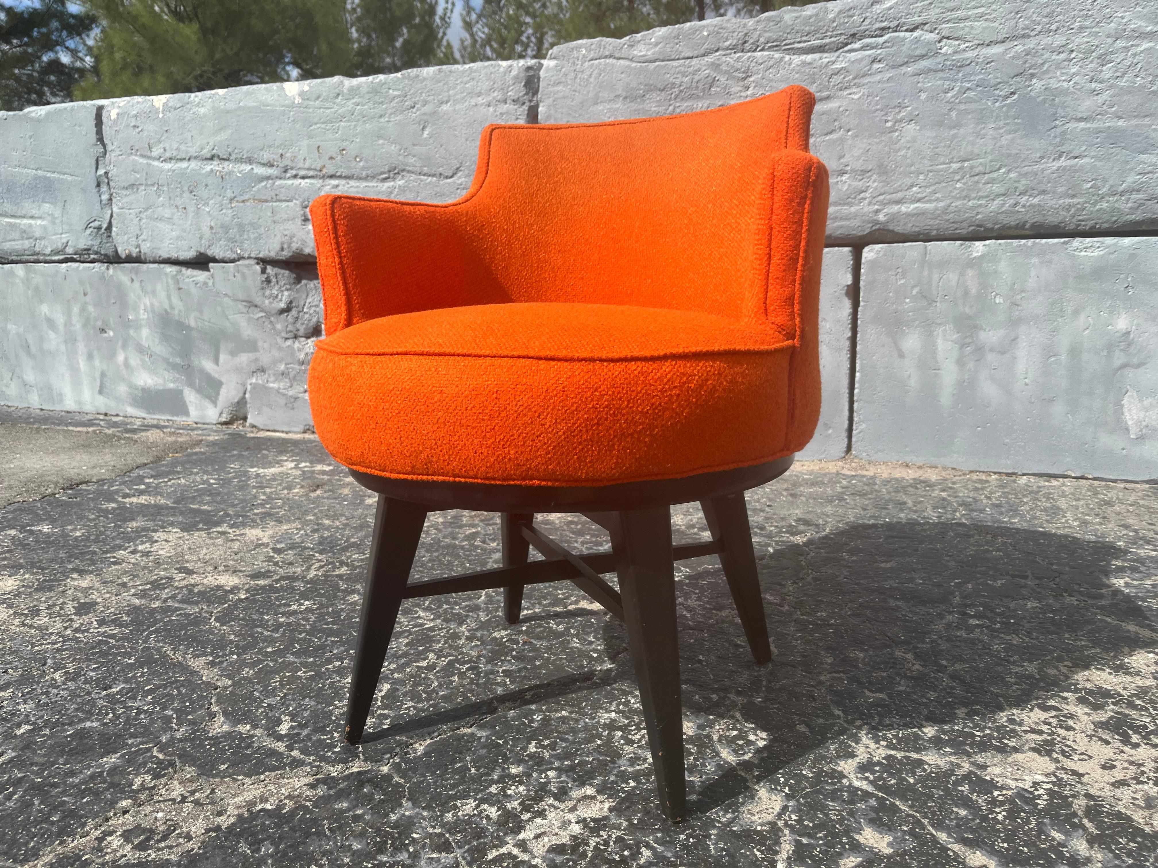 Chaise à accoudoir pivotante du milieu du siècle attribuée à Edward Wormley Dunbar, noir, orange en vente 5
