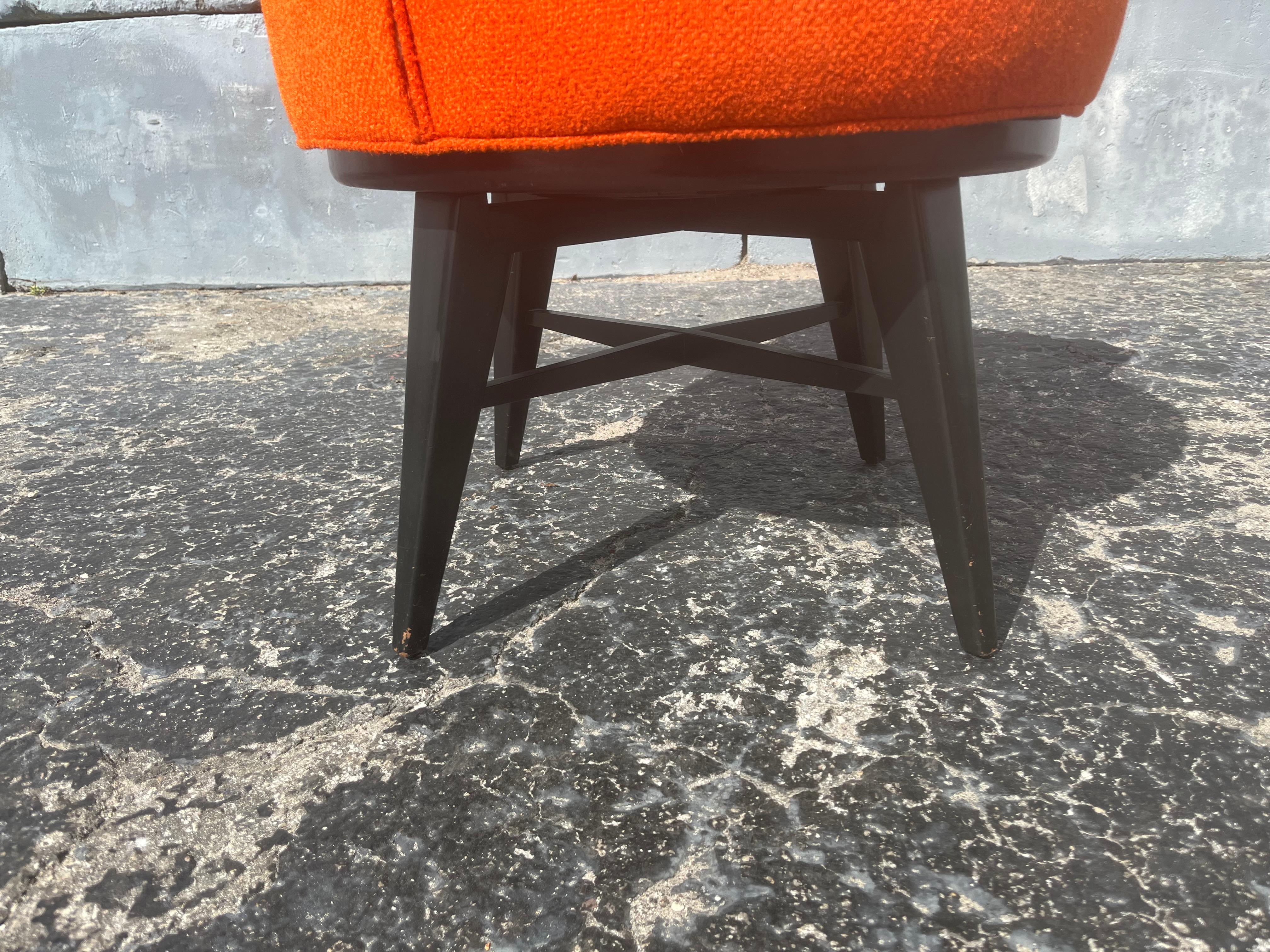 Chaise à accoudoir pivotante du milieu du siècle attribuée à Edward Wormley Dunbar, noir, orange en vente 6