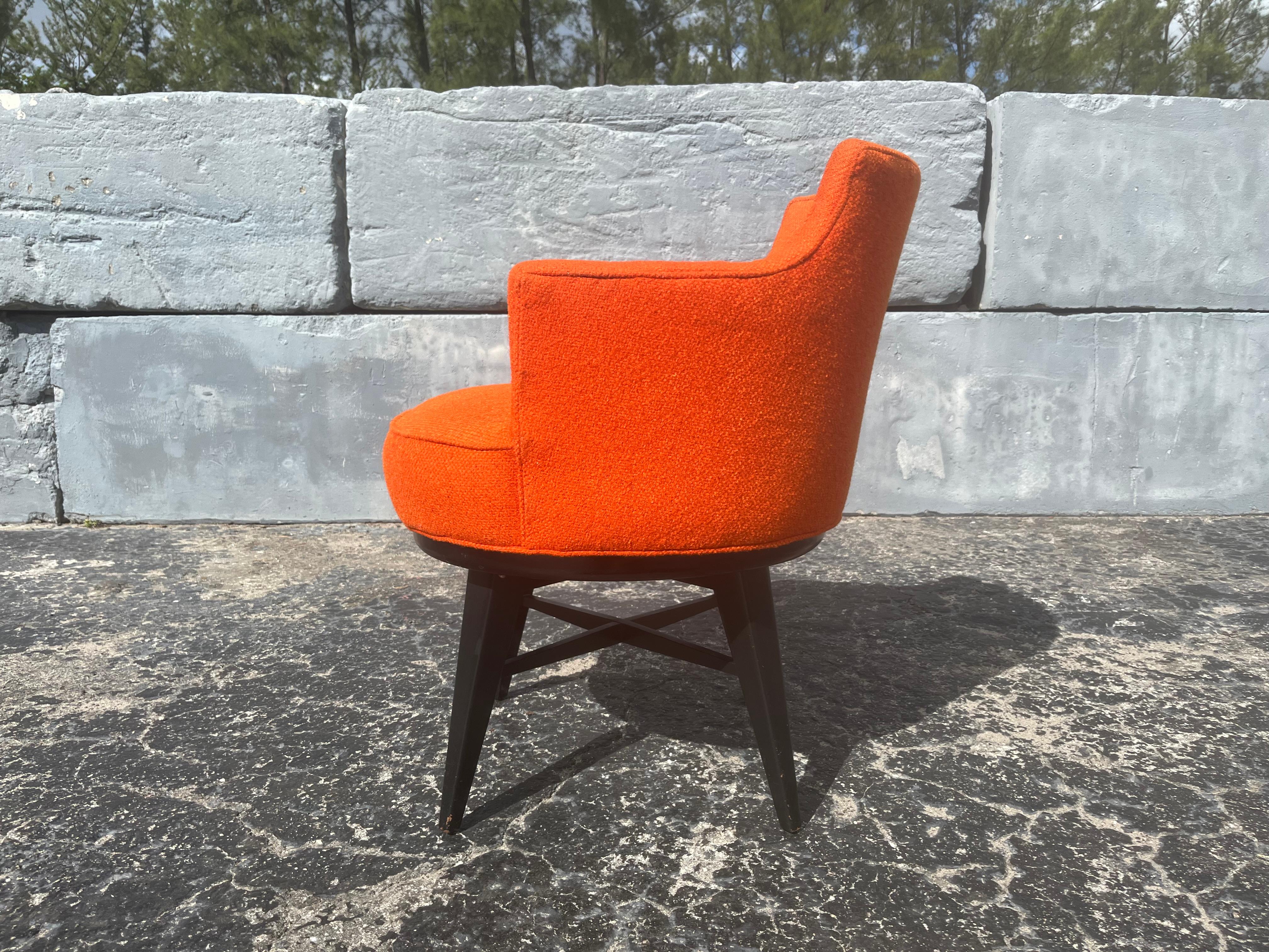 Mid-Century Modern Chaise à accoudoir pivotante du milieu du siècle attribuée à Edward Wormley Dunbar, noir, orange en vente