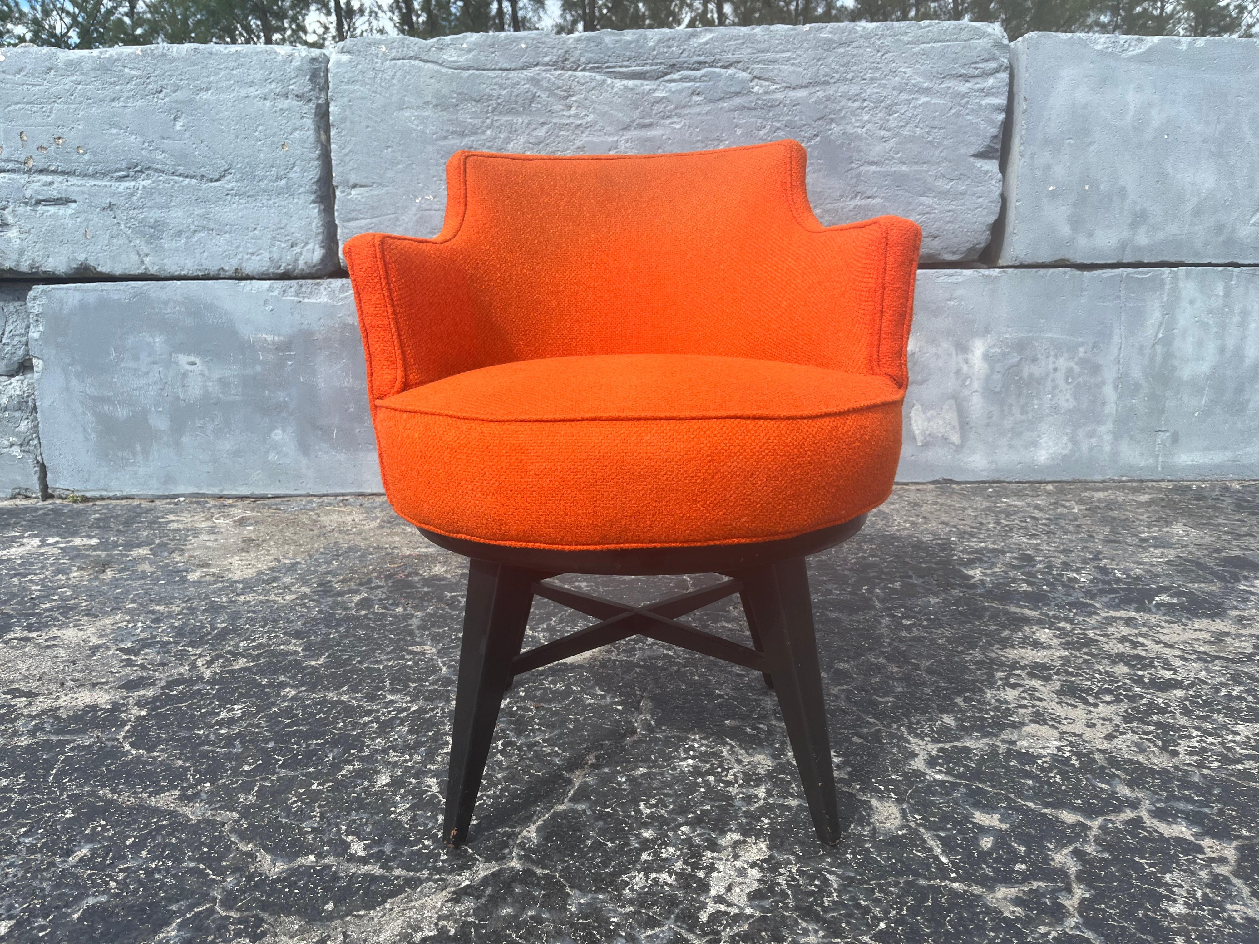 Américain Chaise à accoudoir pivotante du milieu du siècle attribuée à Edward Wormley Dunbar, noir, orange en vente