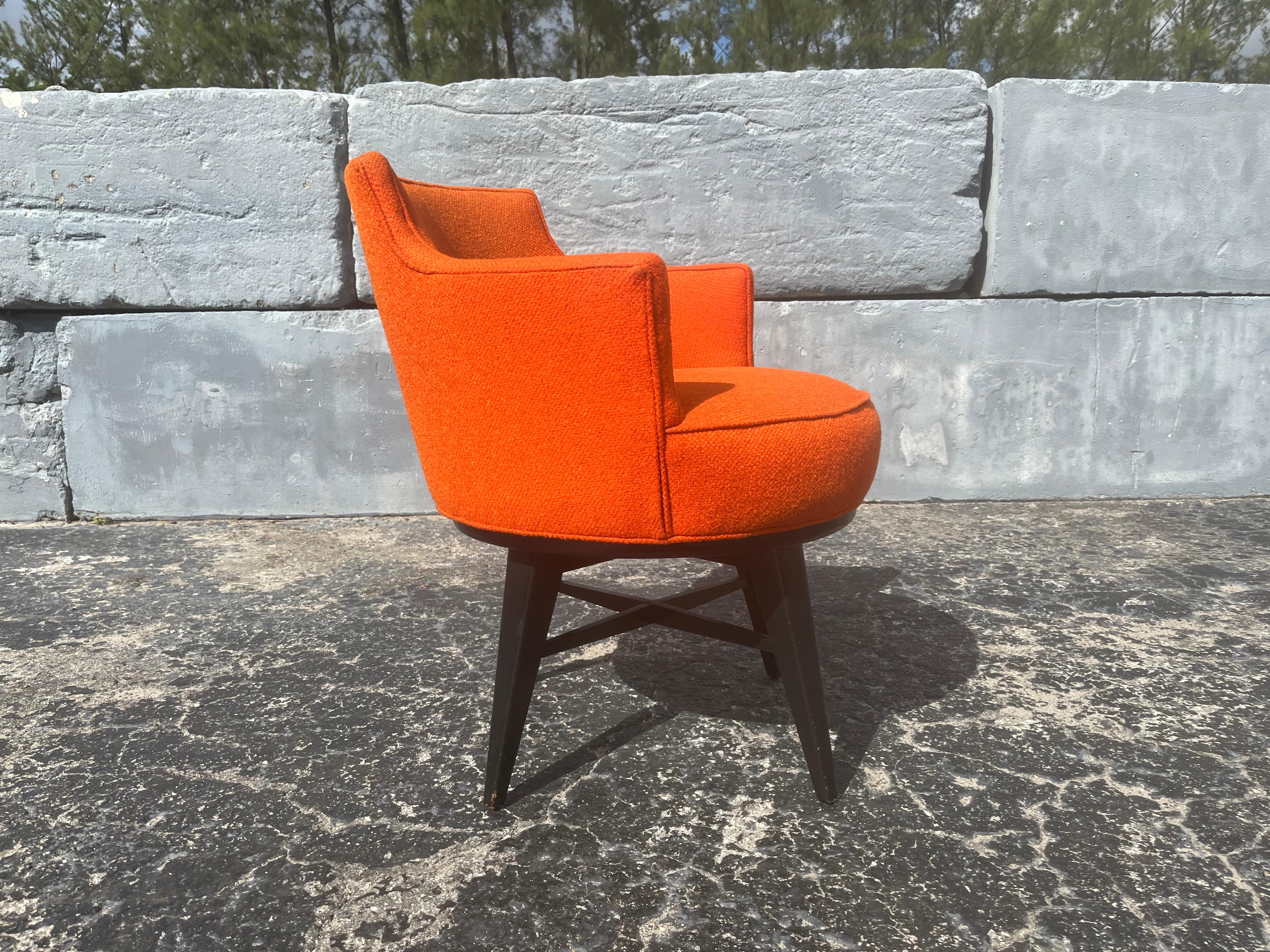 Chaise à accoudoir pivotante du milieu du siècle attribuée à Edward Wormley Dunbar, noir, orange Bon état - En vente à Miami, FL
