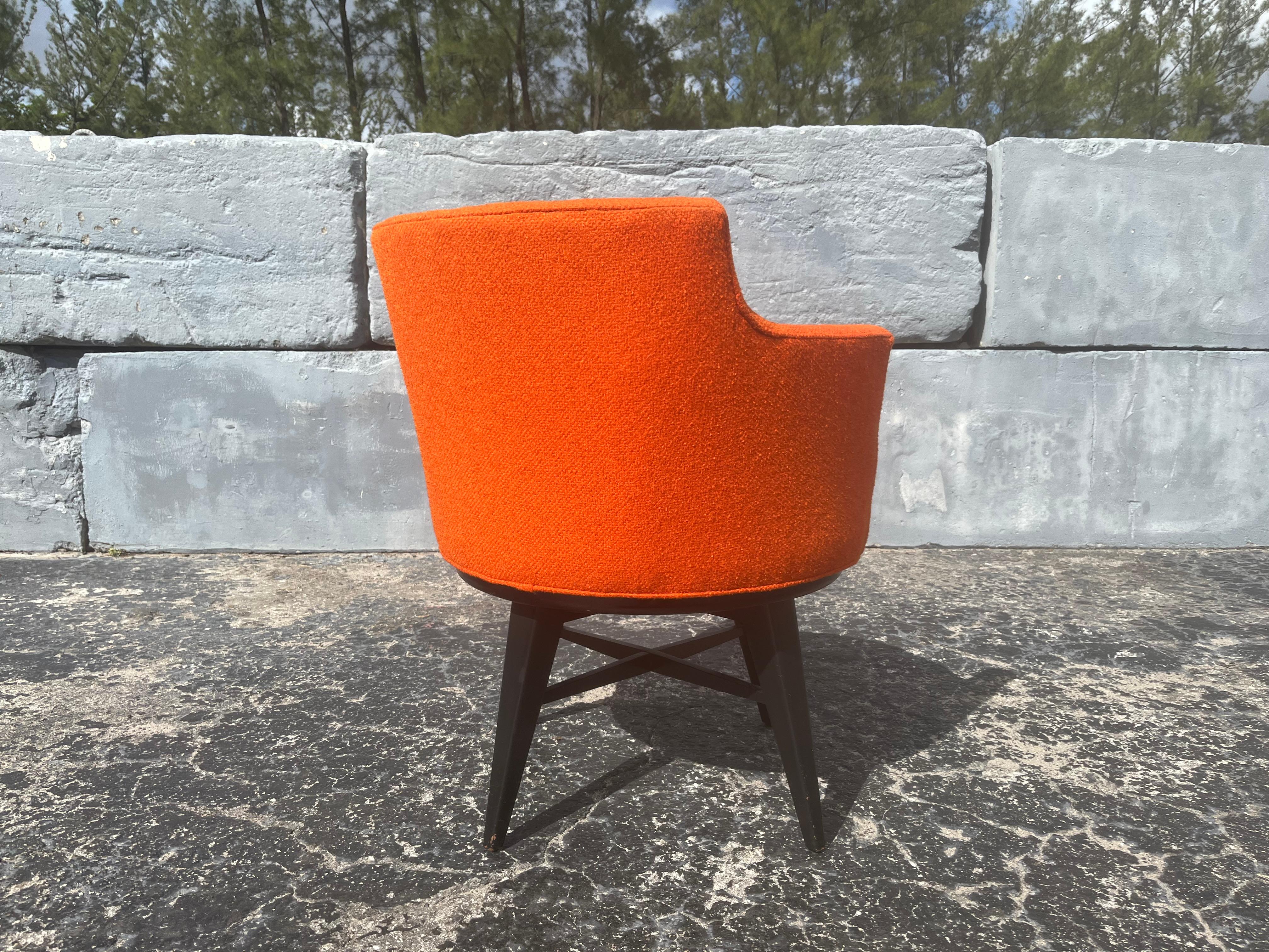 Milieu du XXe siècle Chaise à accoudoir pivotante du milieu du siècle attribuée à Edward Wormley Dunbar, noir, orange en vente