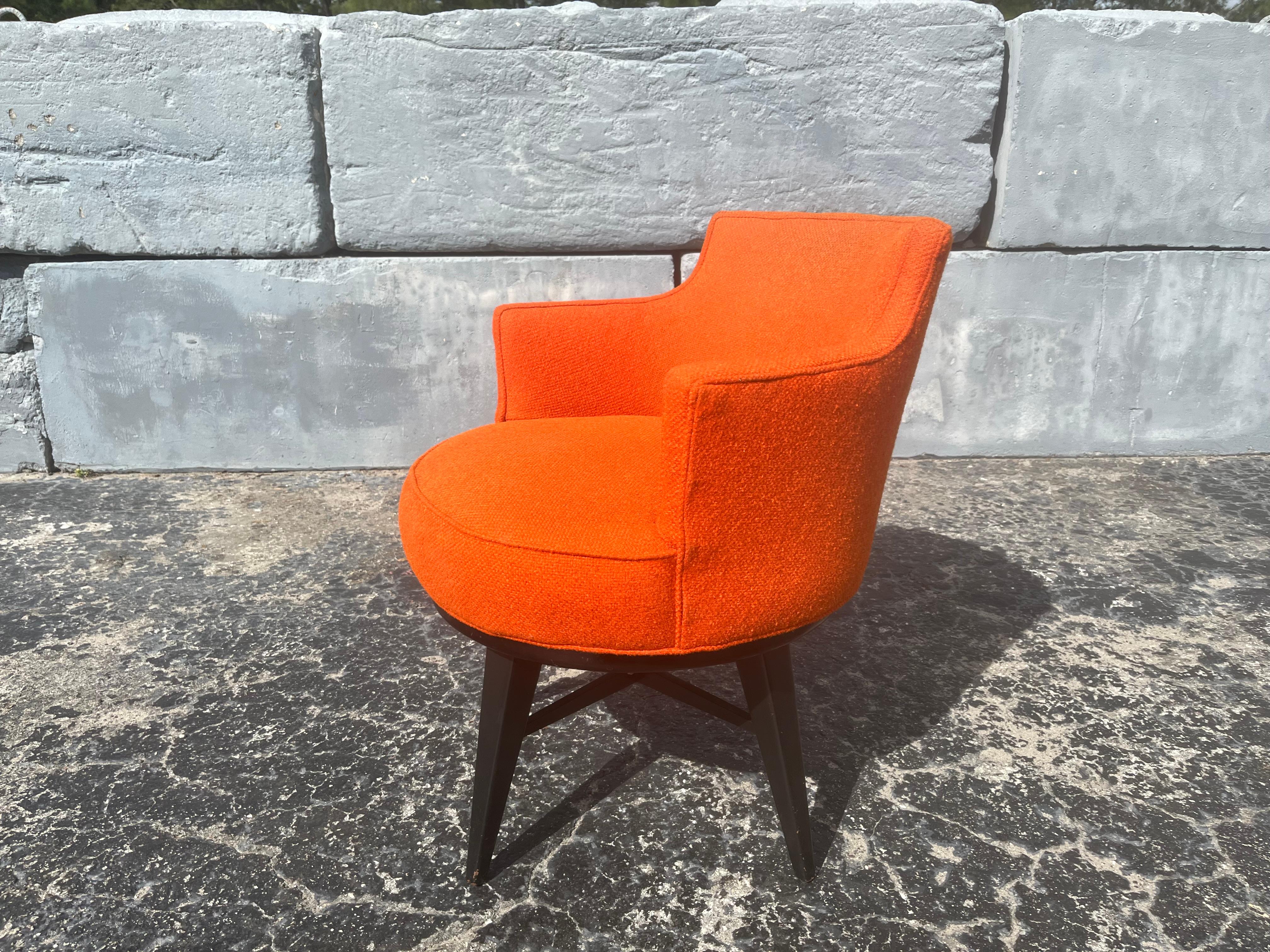 Chaise à accoudoir pivotante du milieu du siècle attribuée à Edward Wormley Dunbar, noir, orange en vente 1