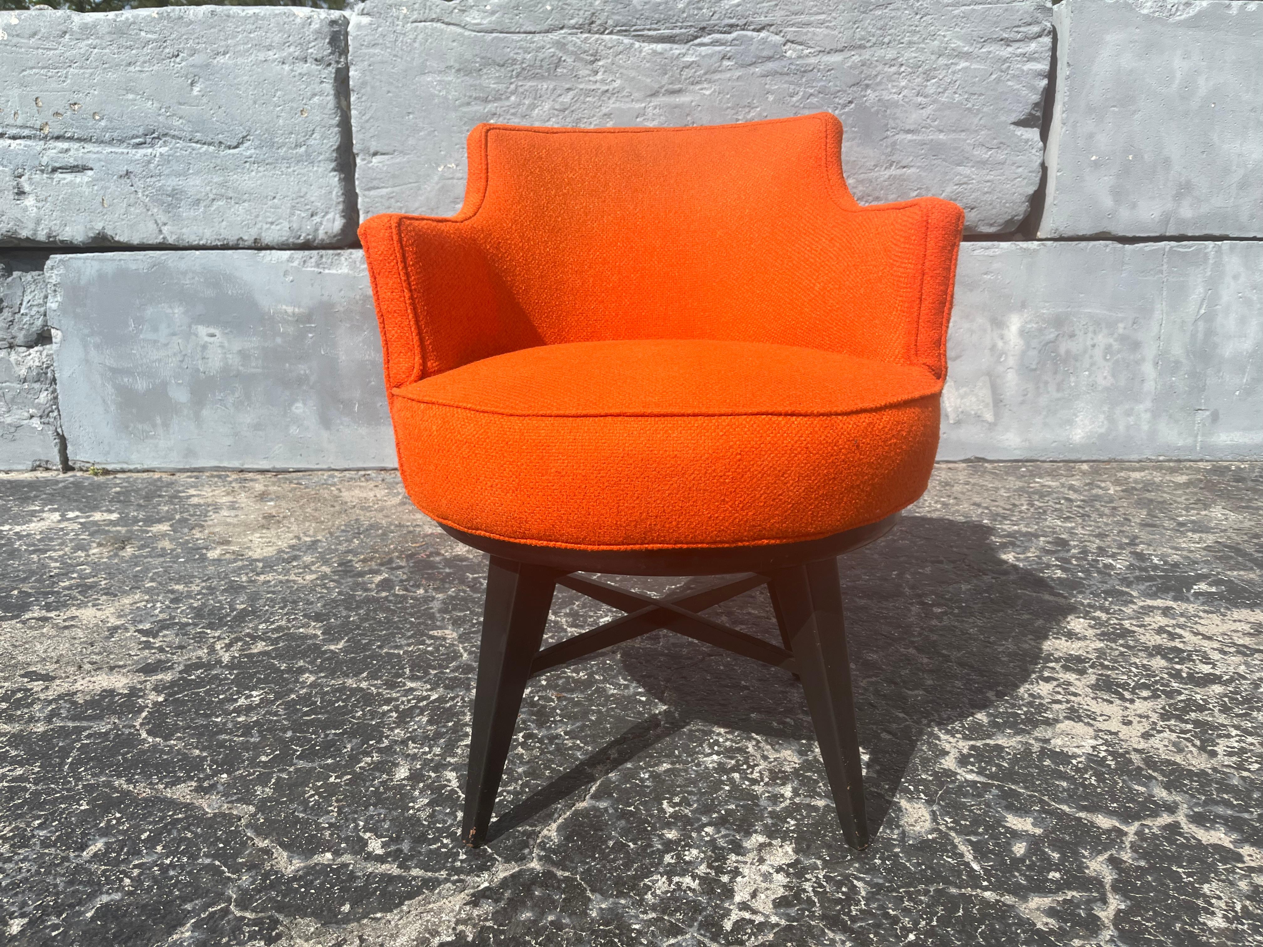 Chaise à accoudoir pivotante du milieu du siècle attribuée à Edward Wormley Dunbar, noir, orange en vente 2