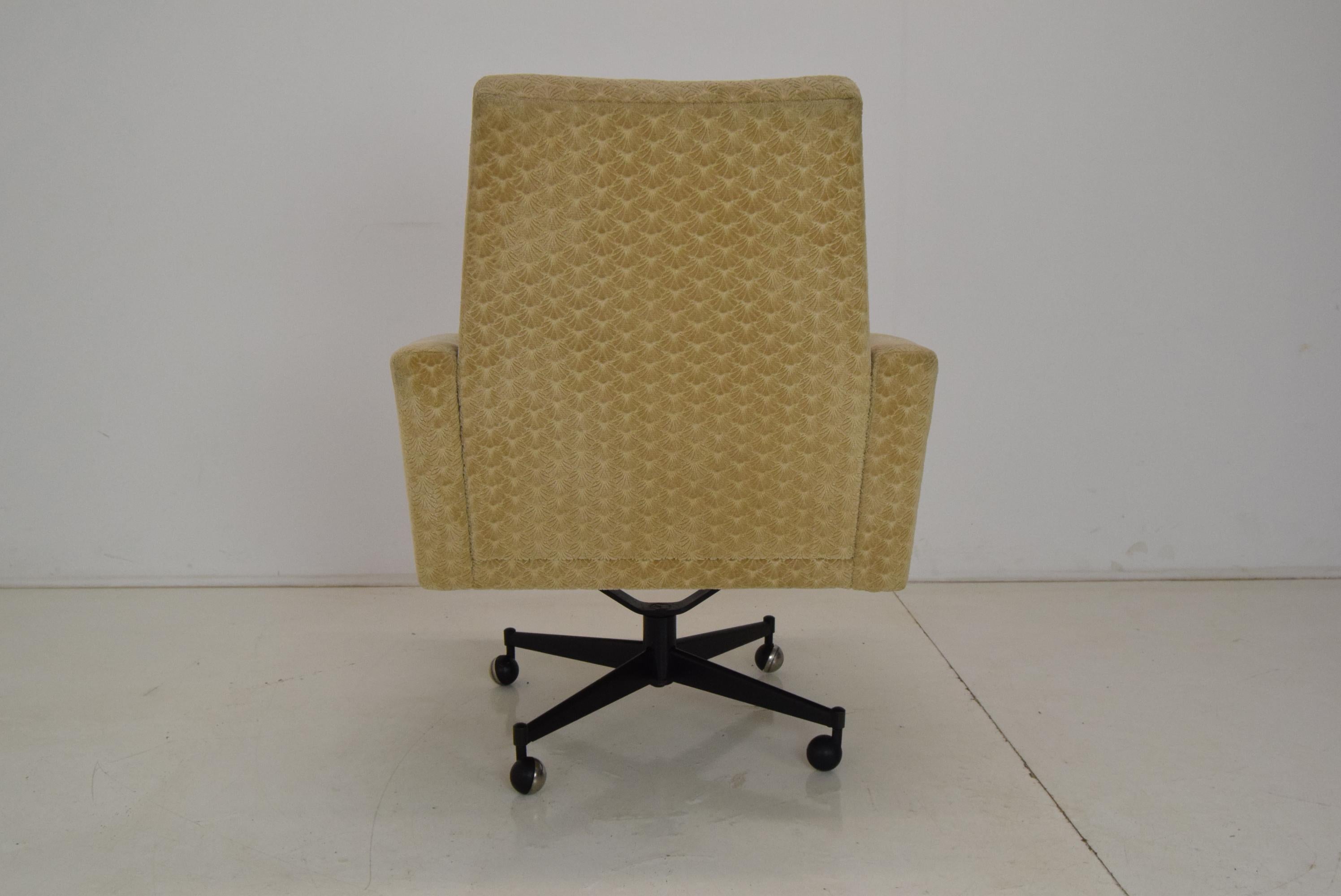 Metal Midcentury Swivel Armchair with Wheels, 1970s For Sale