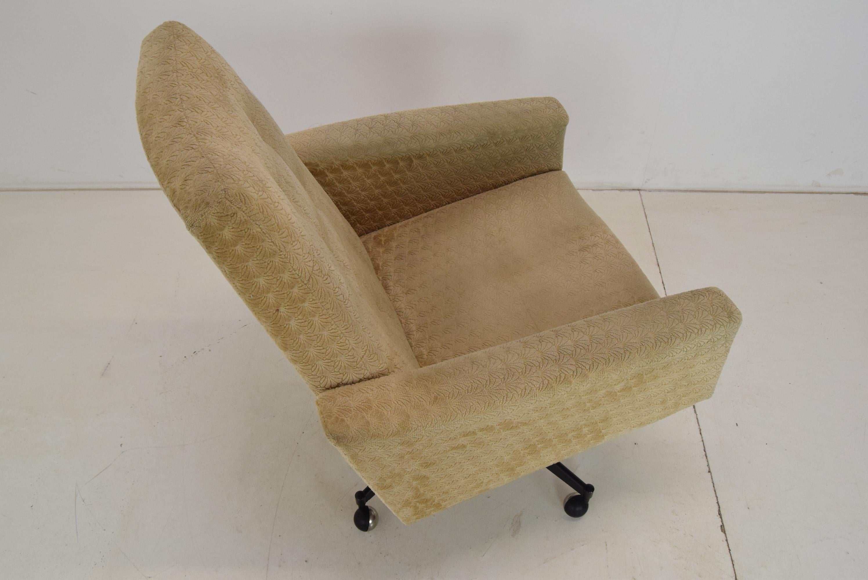 Midcentury Swivel Armchair with Wheels, 1970s For Sale 3