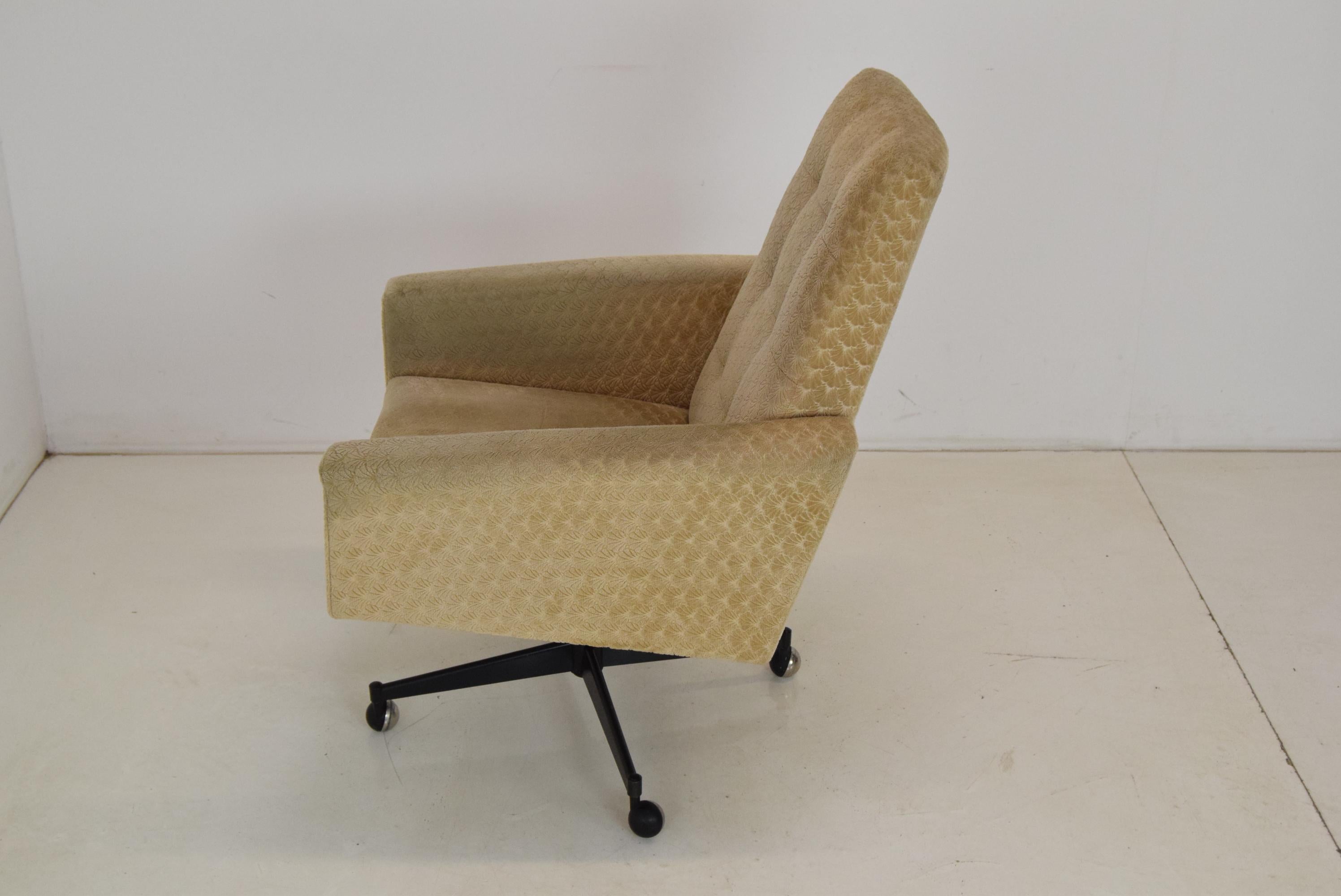 Mid-Century Modern Midcentury Swivel Armchair with Wheels, 1970s For Sale