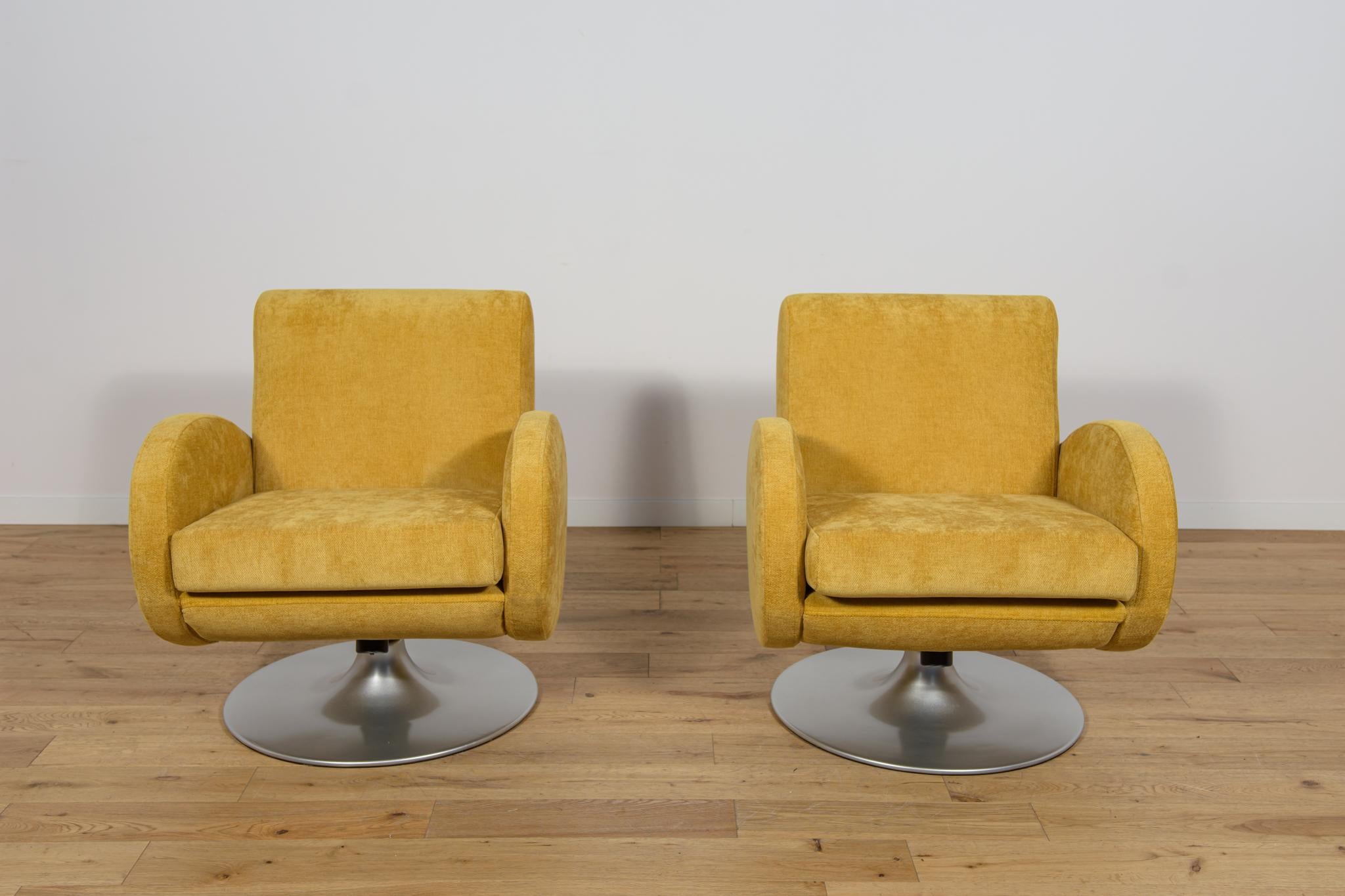 Una coppia di poltrone in stile Mid Century realizzate in Danimarca negli anni '60. Le poltrone hanno una forma unica, hanno una funzione girevole e un dolce dondolio. Le poltrone sono state sottoposte a un restauro completo. Gli elementi della base