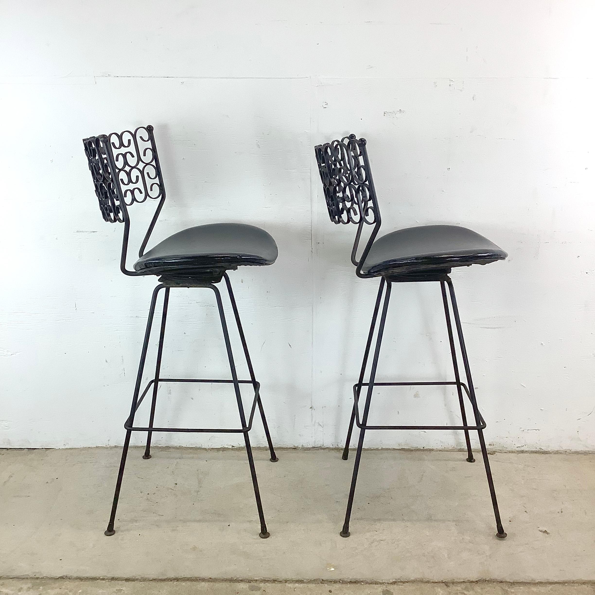 Taburetes de bar giratorios de mediados de siglo Attr. Arthur Umanoff- Conjunto de 4 en venta 1