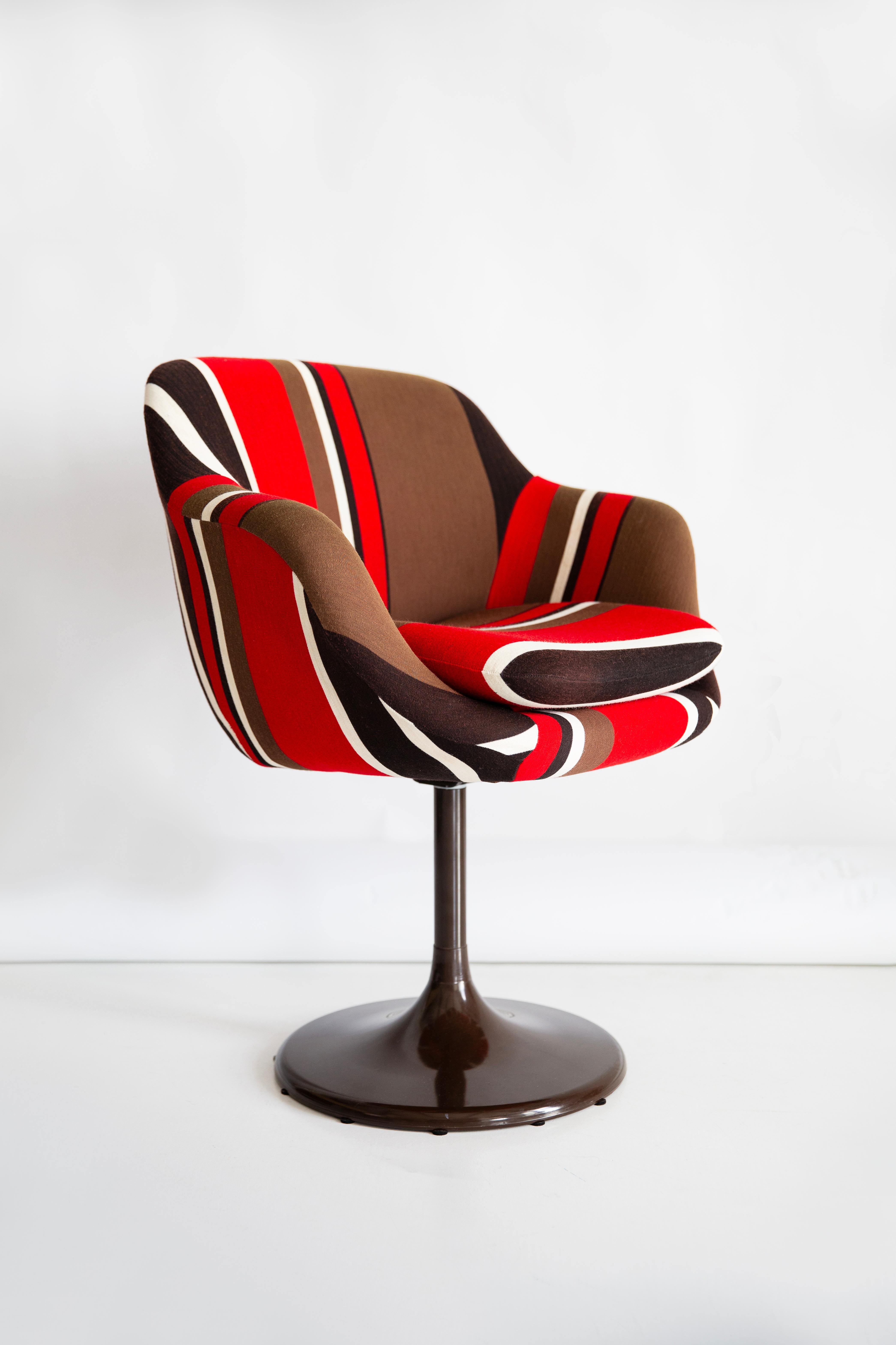 Vintage 1970s Tulip Chair with Geometric Pattern Upholstery
Retro Mid-Century Modern Plastic Base Accent Chair

This chair is a classic 1970s vintage tulip chair with a plastic base, featuring a retro geometric patterned upholstery in earthy tones