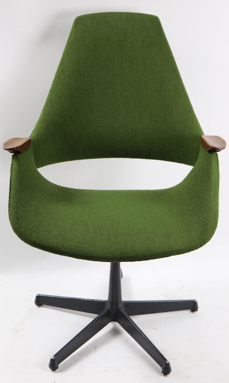 Great swivel desk or side chair designed by Arthur Umanoff. This example is newly reupholstered in fern green wool blend tweed, it has sculpted walnut arm rests with the seat resting on a cast aluminum pedestal five star base. Exceptional style and