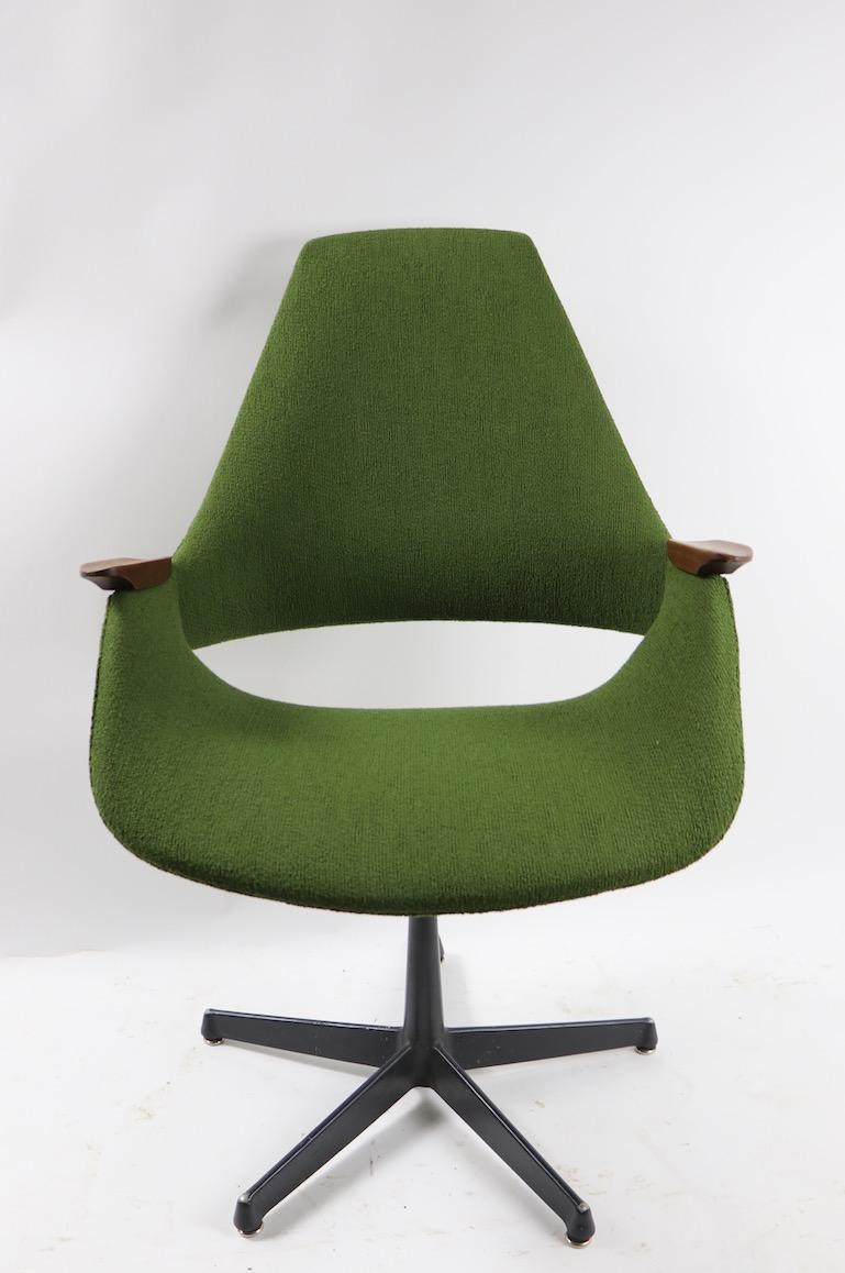 Mid Century Swivel Chair by Arthur Umanoff In Good Condition In New York, NY
