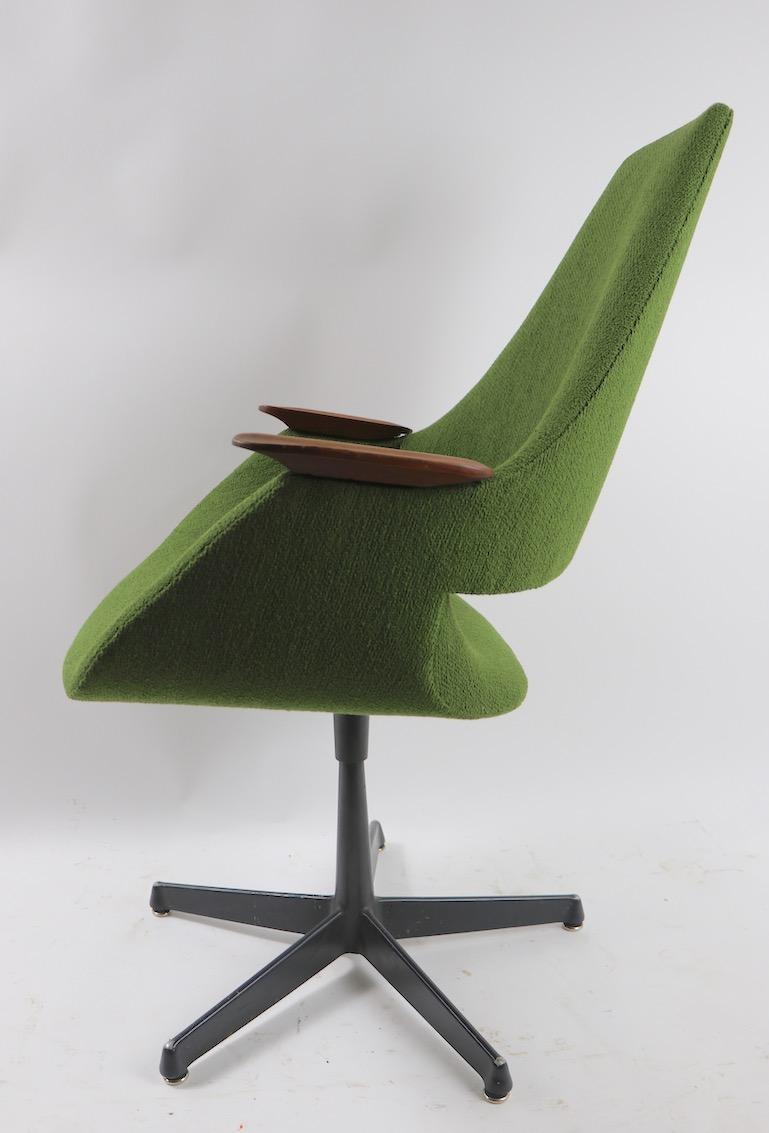 Mid Century Swivel Chair by Arthur Umanoff 2