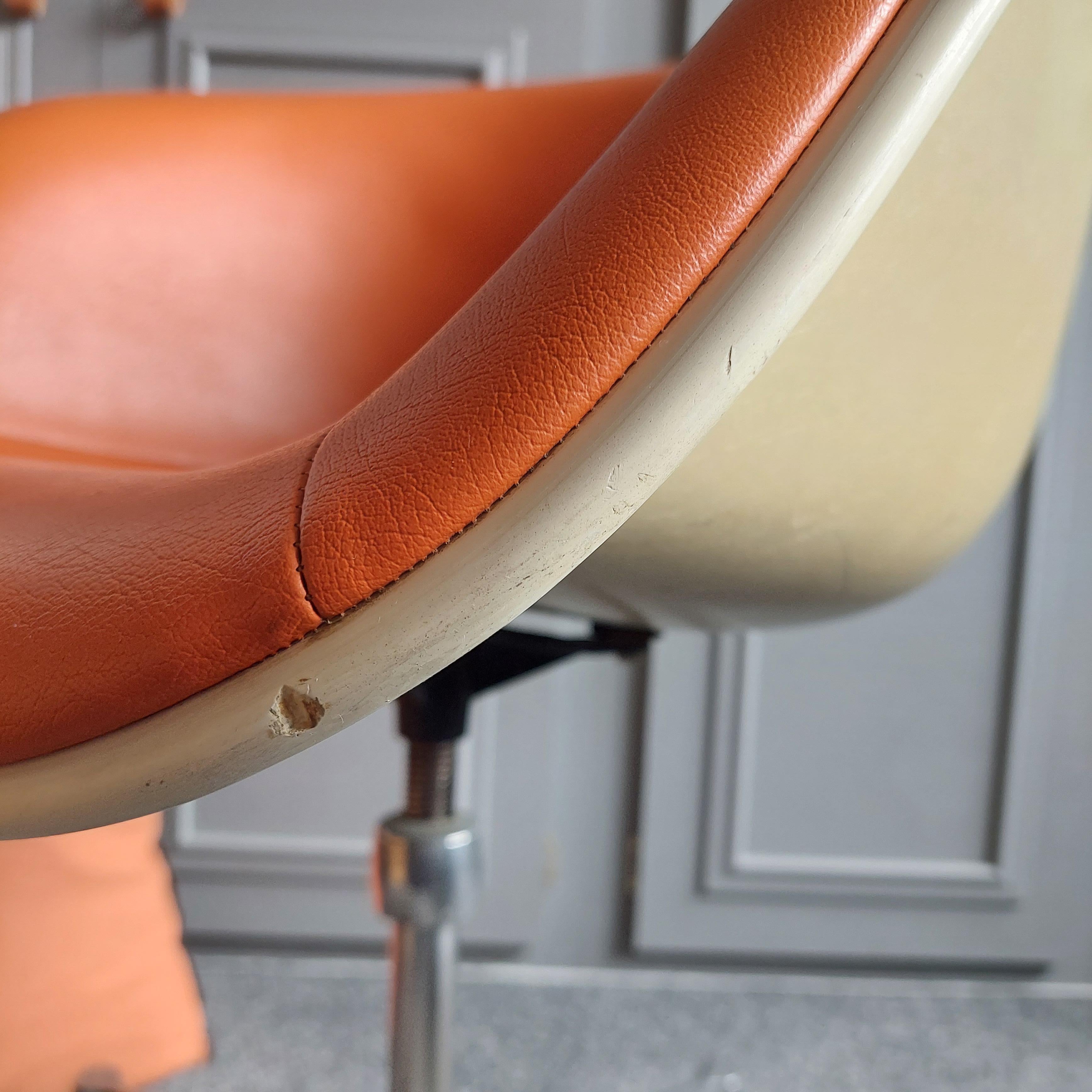 Mid Century Swivel Chair by Charles & Ray Eames Herman Miller, Fiberglass 1960s 10