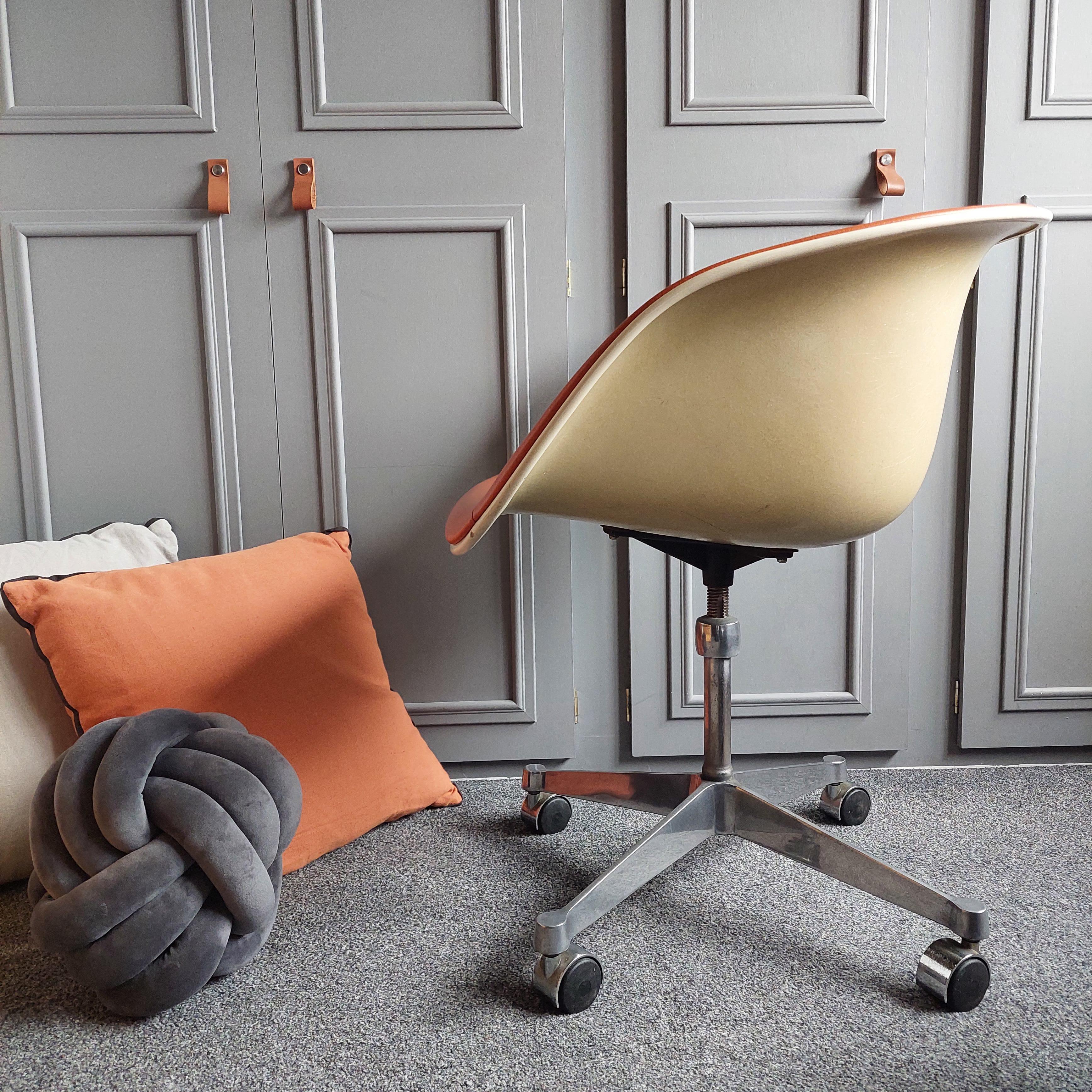 Mid-Century Modern Mid Century Swivel Chair by Charles & Ray Eames Herman Miller, Fiberglass 1960s