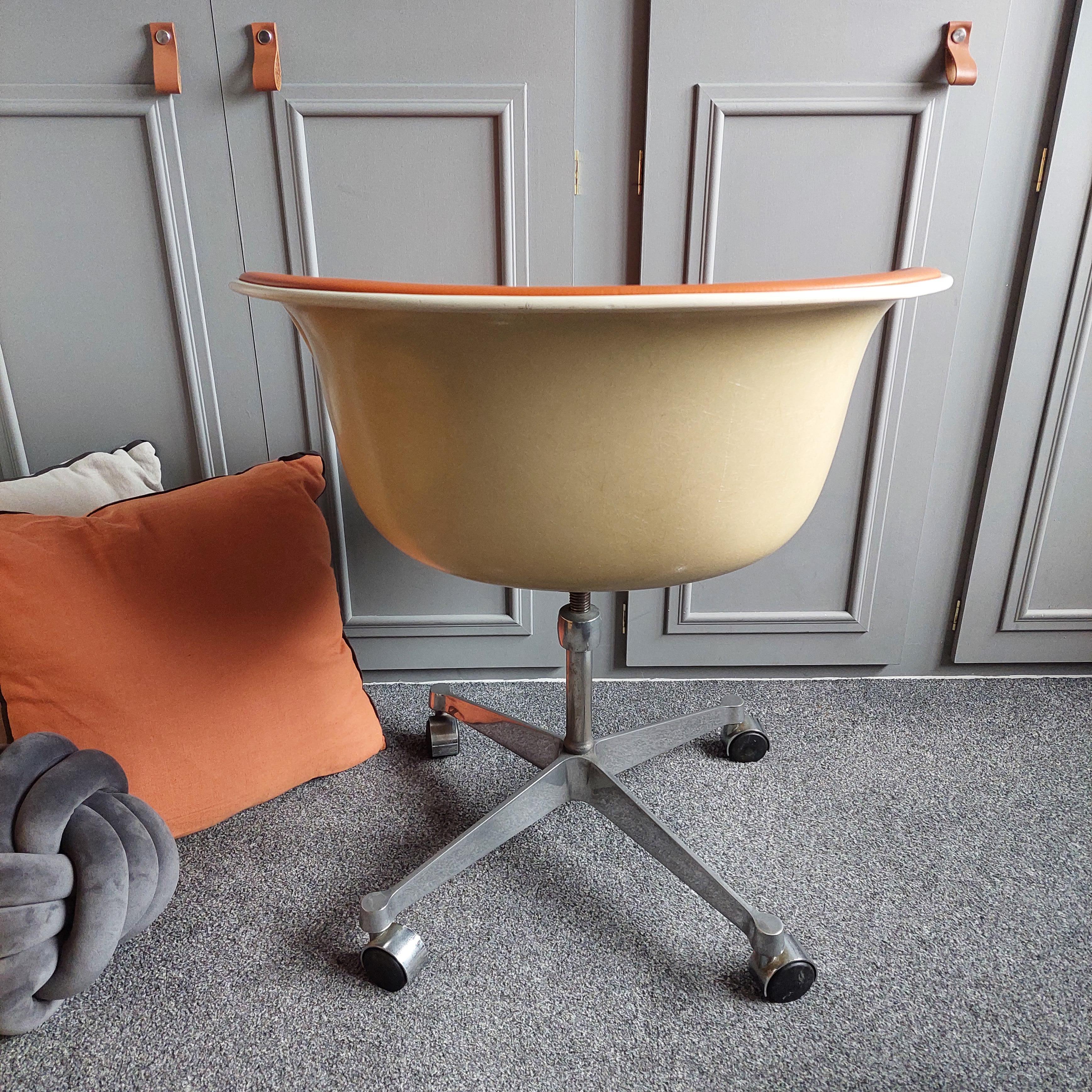 Mid Century Swivel Chair by Charles & Ray Eames Herman Miller, Fiberglass 1960s In Good Condition In Leamington Spa, GB