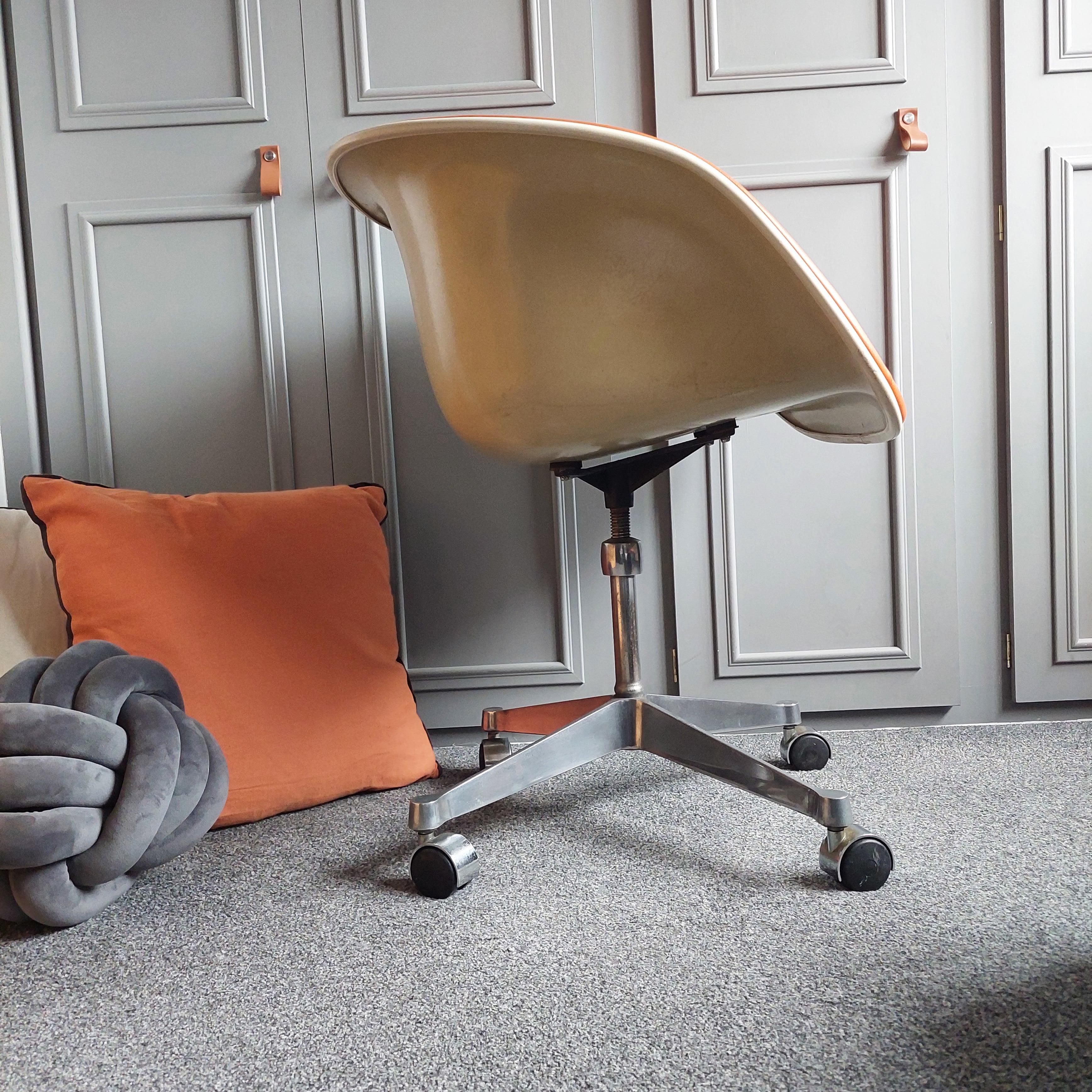 20th Century Mid Century Swivel Chair by Charles & Ray Eames Herman Miller, Fiberglass 1960s