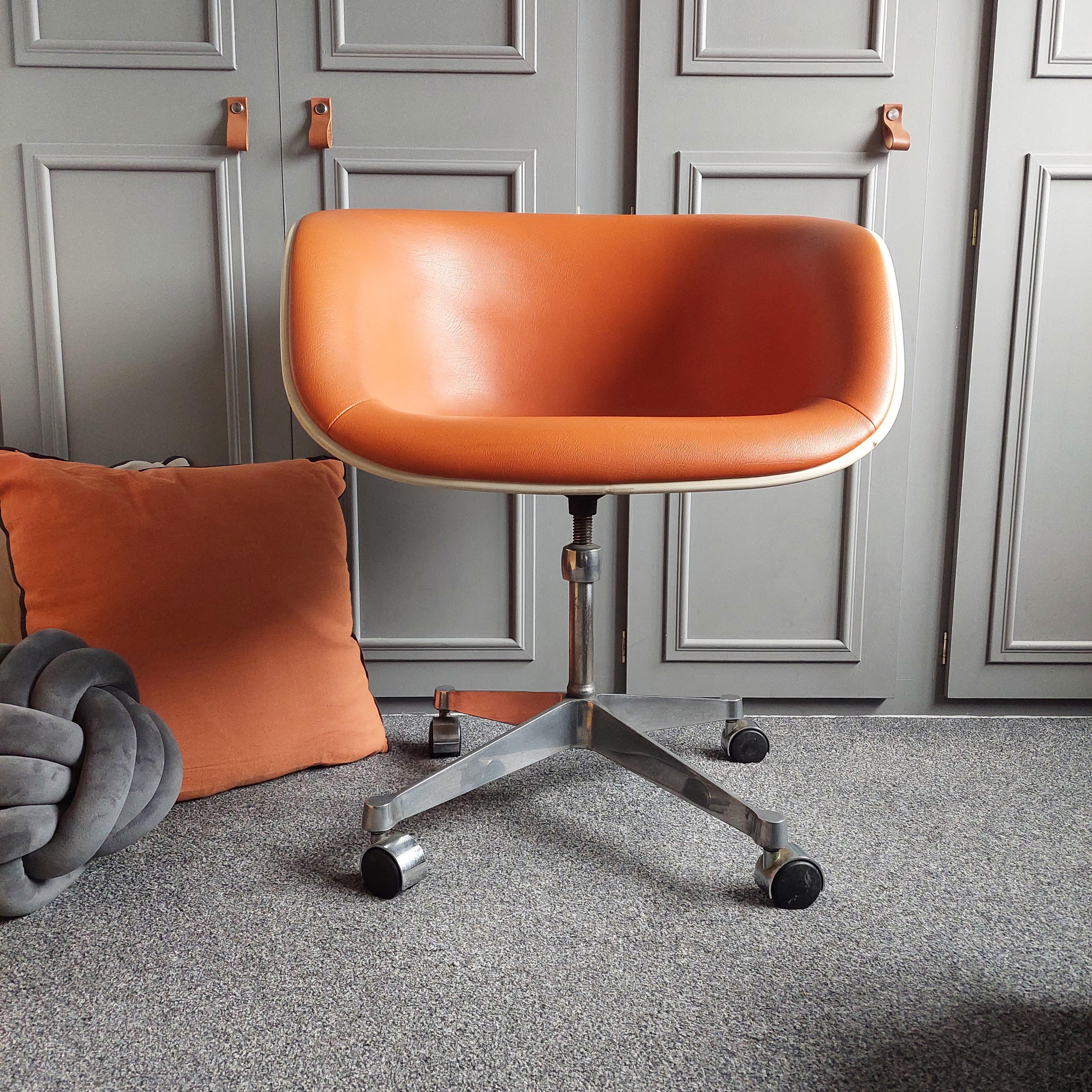 Mid Century Swivel Chair by Charles & Ray Eames Herman Miller, Fiberglass 1960s 1