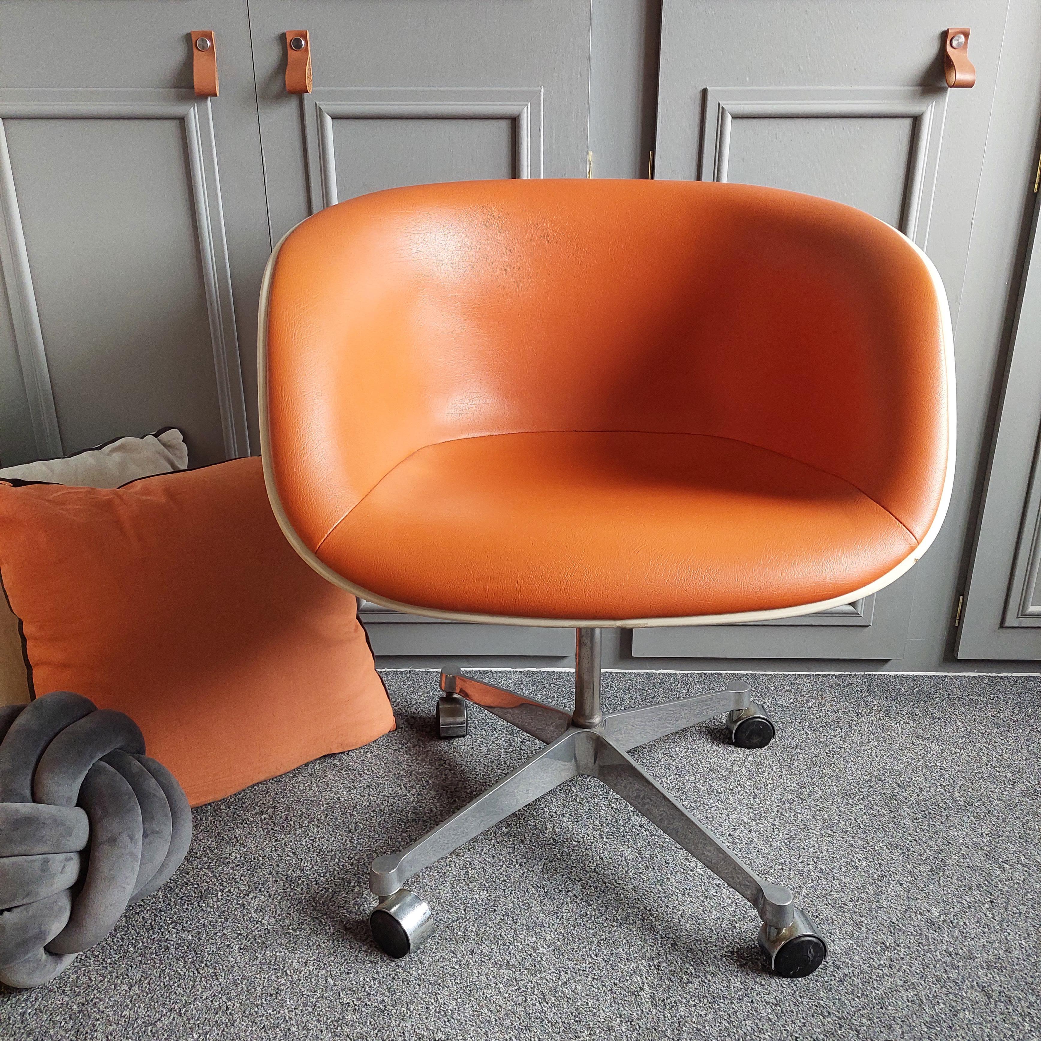 Mid Century Swivel Chair by Charles & Ray Eames Herman Miller, Fiberglass 1960s 2