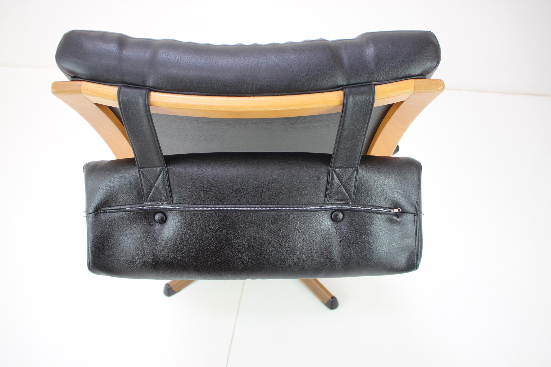 Chaise pivotante du milieu du siècle par Gote Mobler, années 1960 en vente 1