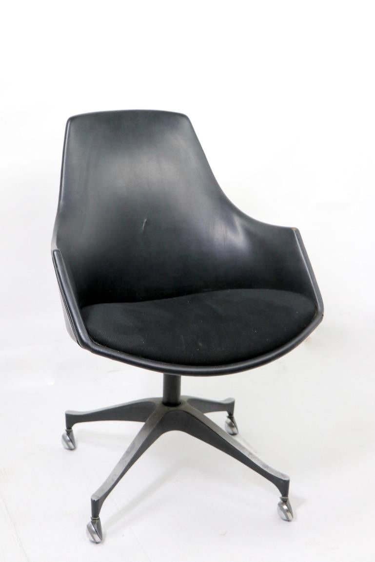 Chaise de bureau pivotante, élégante et bien faite par I.V. chair company Brooklyn NY (109 Jewel St). Exemple intéressant de la modernité de Brooklyn après Fritz Hansen, etc. Ce fauteuil présente une usure cosmétique, notamment une déchirure du