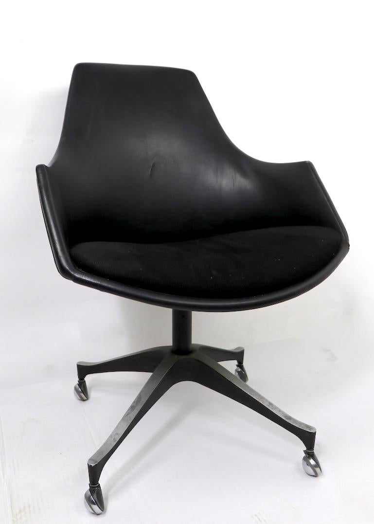 20ième siècle Milieu du siècle  Chaise pivotante de la société I. V. Chair Company Brooklyn NY en vente