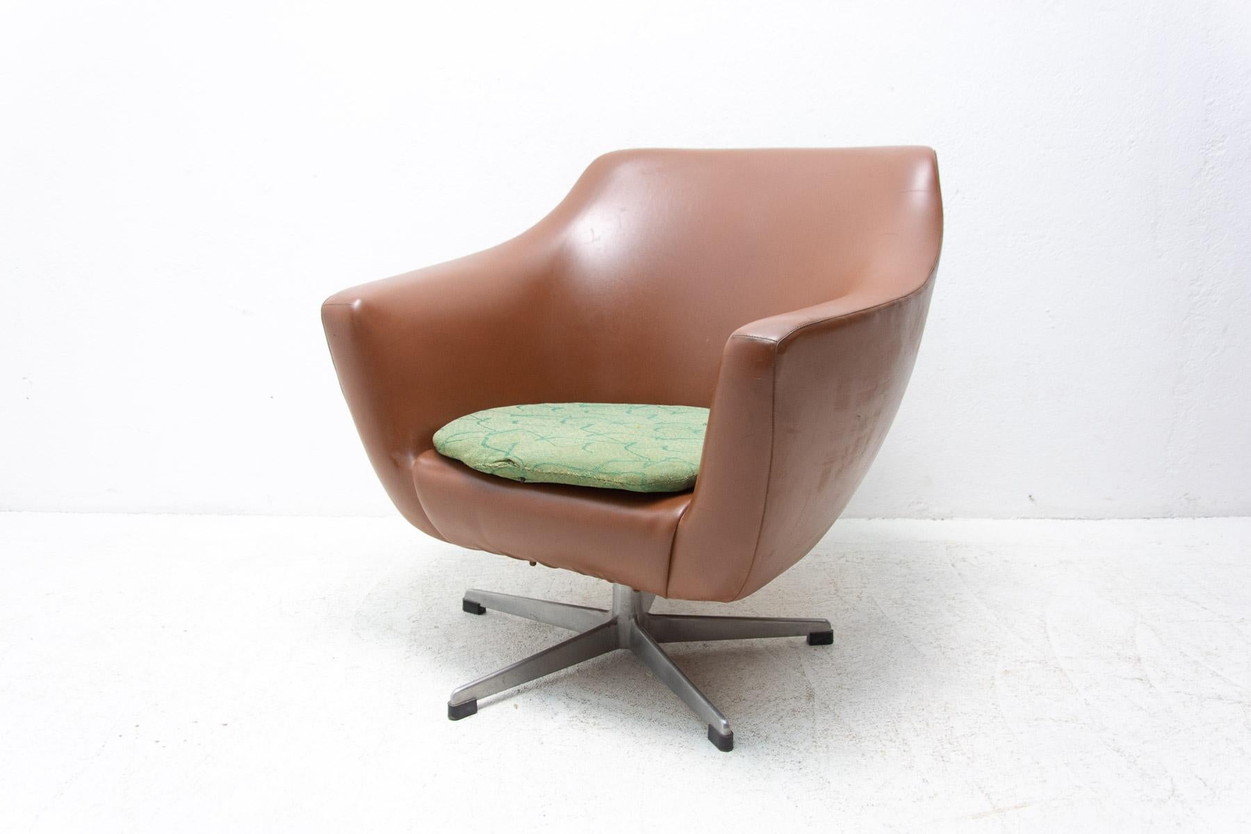 Vintage-Drehstuhl der berühmten Firma UP Zavody. Diese Art von Stühlen zeichnet sich durch ihre innovative, geformte Schaumstoffkonstruktion aus, die ein extrem leichtes und langlebiges Design ermöglicht. Der kultige Stuhl hat ein rundes,