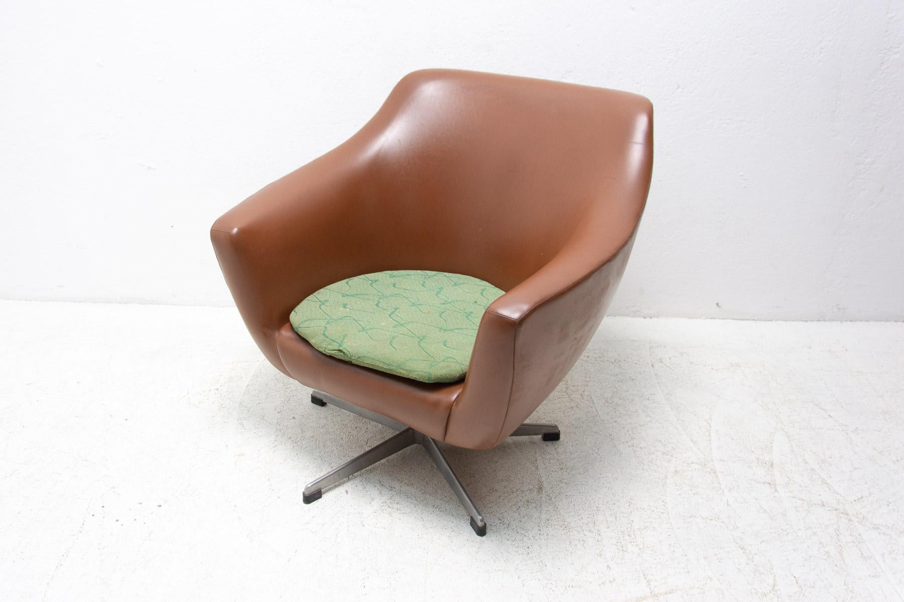 Mid-Century Modern Mid Century Swivel Chair by Up Zavody, 1970´s For Sale