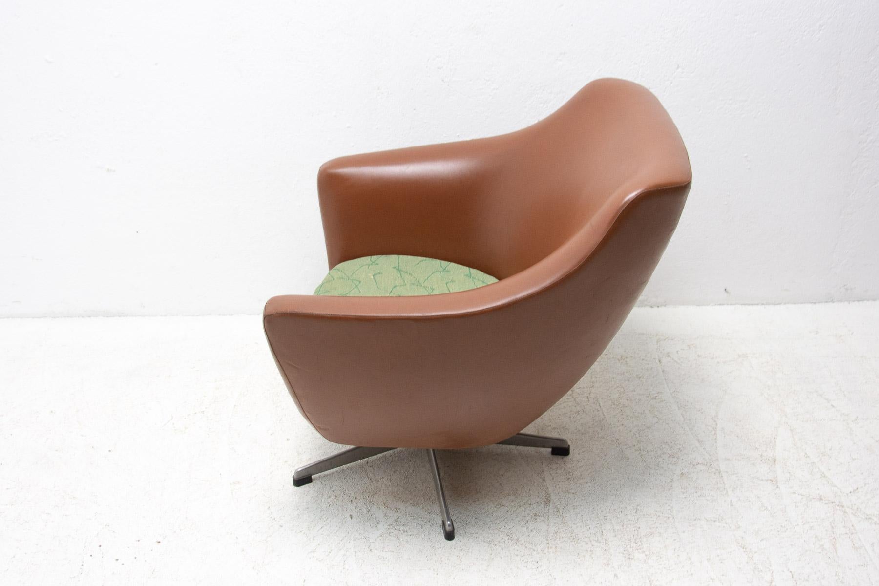 Mid Century Swivel Chair by Up Zavody, 1970´s In Good Condition For Sale In Prague 8, CZ