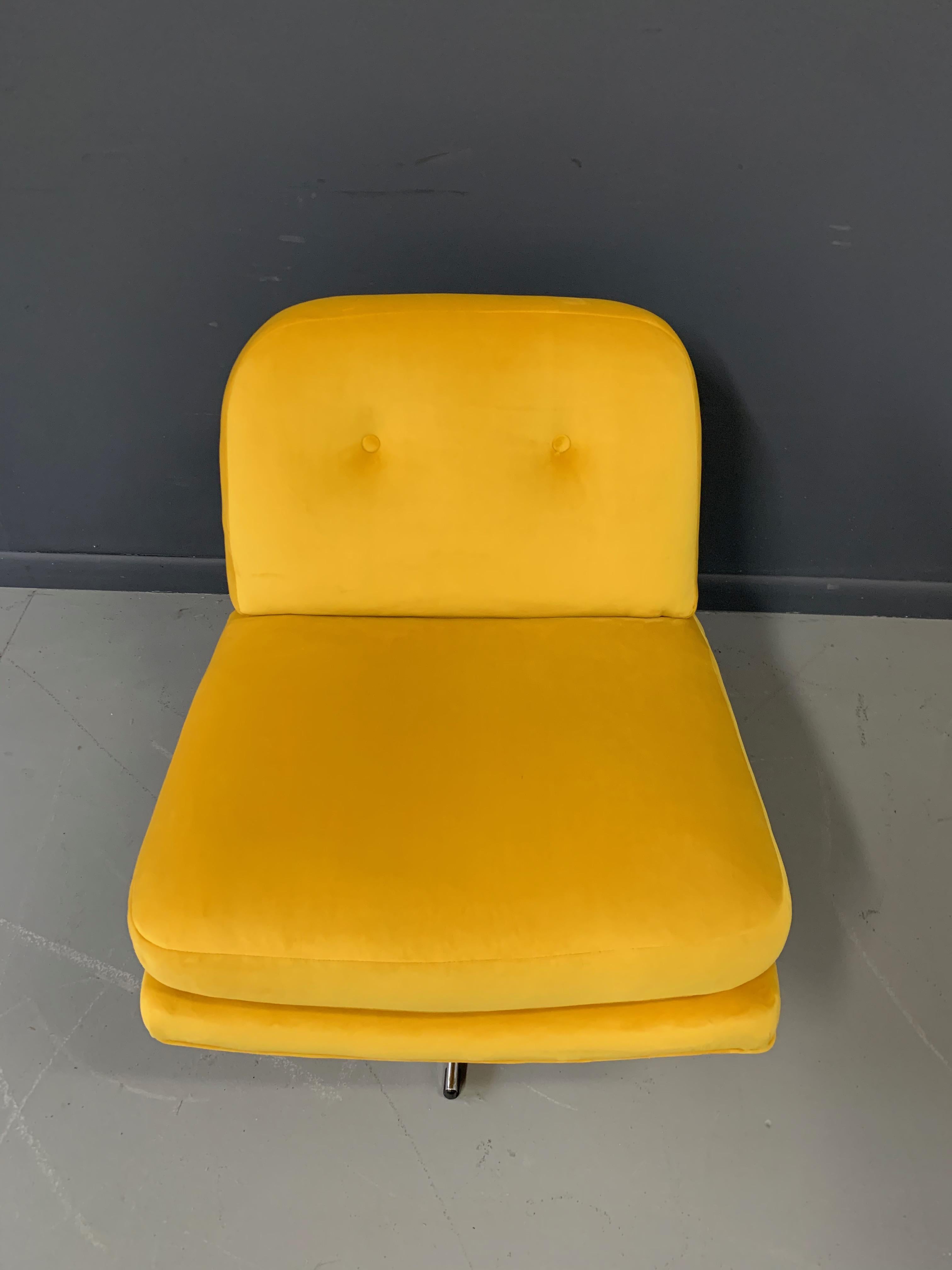 Midcentury Swivel Chair in Marigold Velvet In Good Condition For Sale In Philadelphia, PA