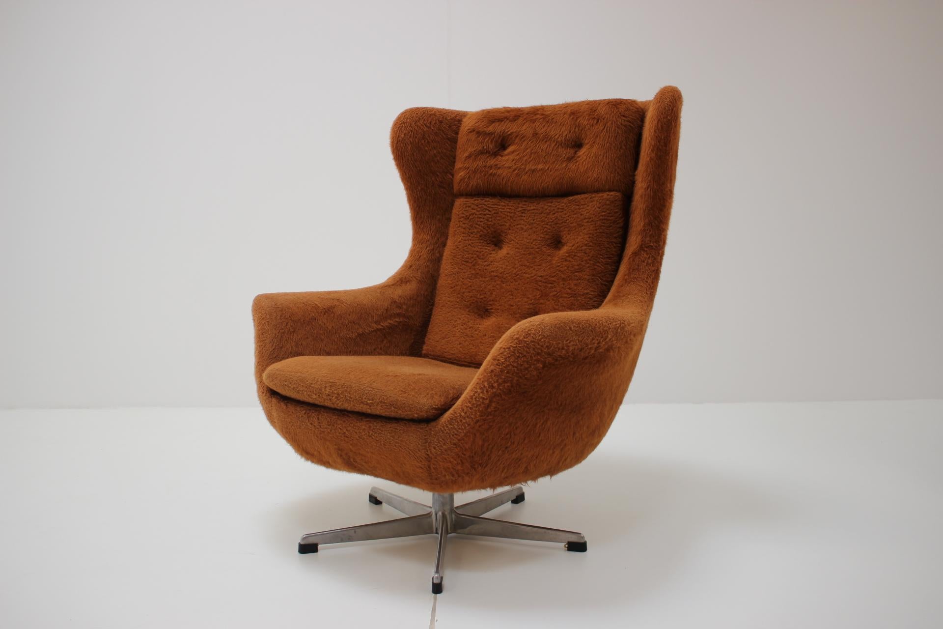 - Made in Czechoslovakia
- Made of metal, fabric
- Original upholstrey
- Very comfortable
- Good, original condition.