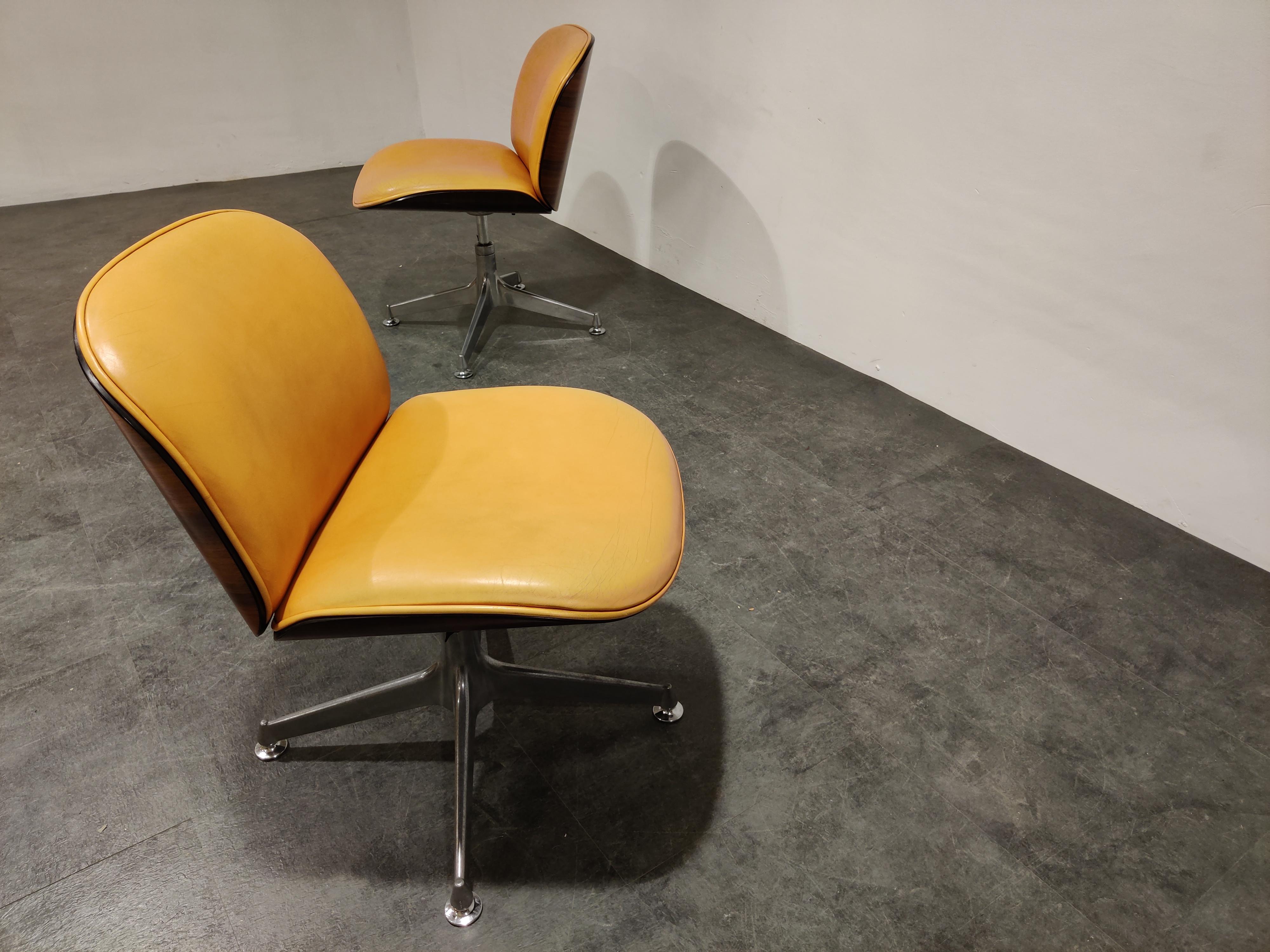 Midcentury rosewood swivel/desk chairs by Ico Parisi for MIM Roma. (Mobili Italiani Moderni)

They come in their original salmon color leather upholstery with a beautiful wear.

Aluminum star shaped base.

Good condition.

All labeled with