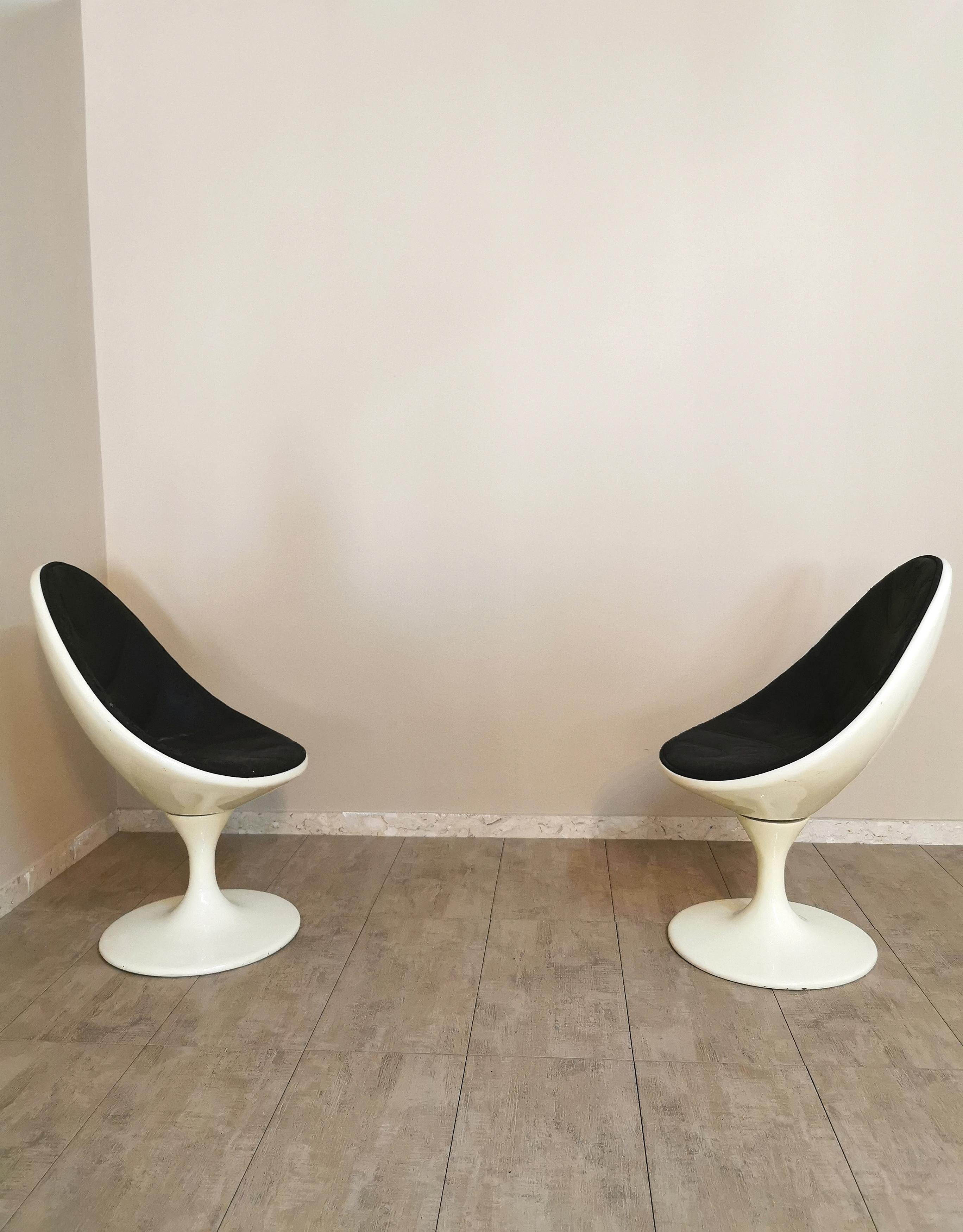 Particular and rare set of 2 swivel chairs with anatomical and curvilinear shapes with cream-colored enamelled resin structure and black leather upholstery. Made in Italy in the 1970s. The chairs are perfectly adaptable to vintage or contemporary