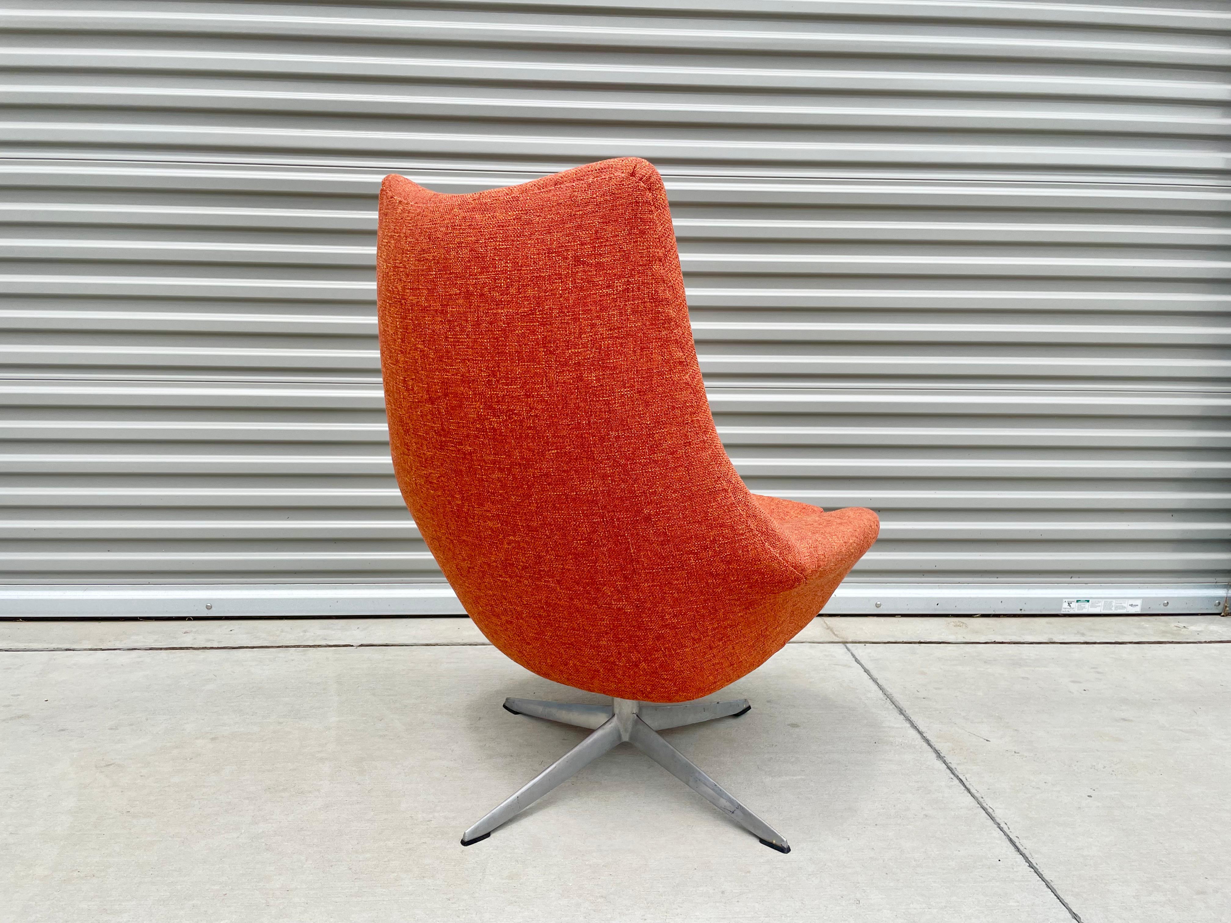 Late 20th Century Mid-Century Swivel Egg Chair by H.W. Klein for Brahmin Møbelfabrik